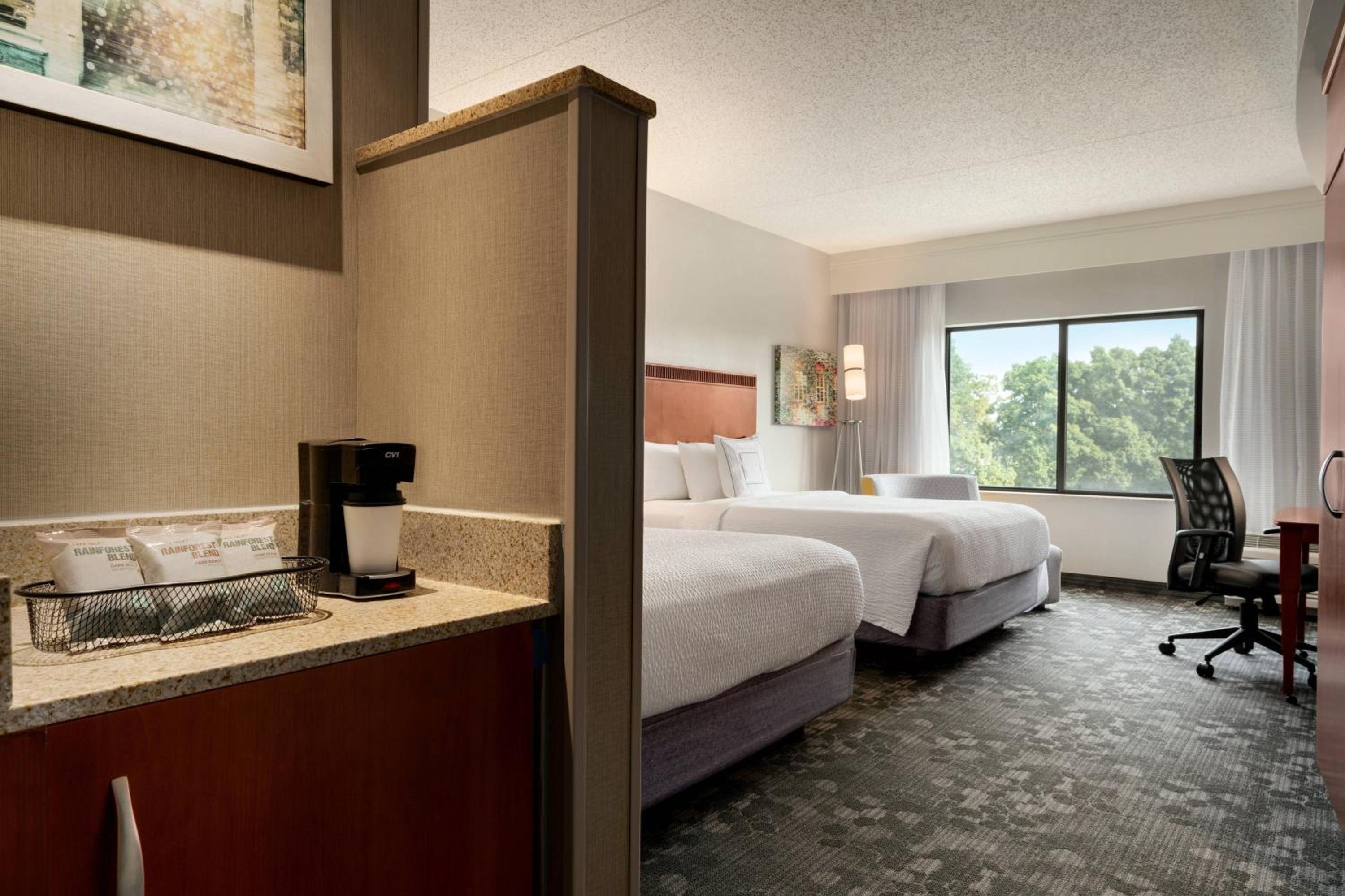 Queen Room with Two Queen Beds and Bathtub - Mobility Access/Hearing Accessible photo 3
