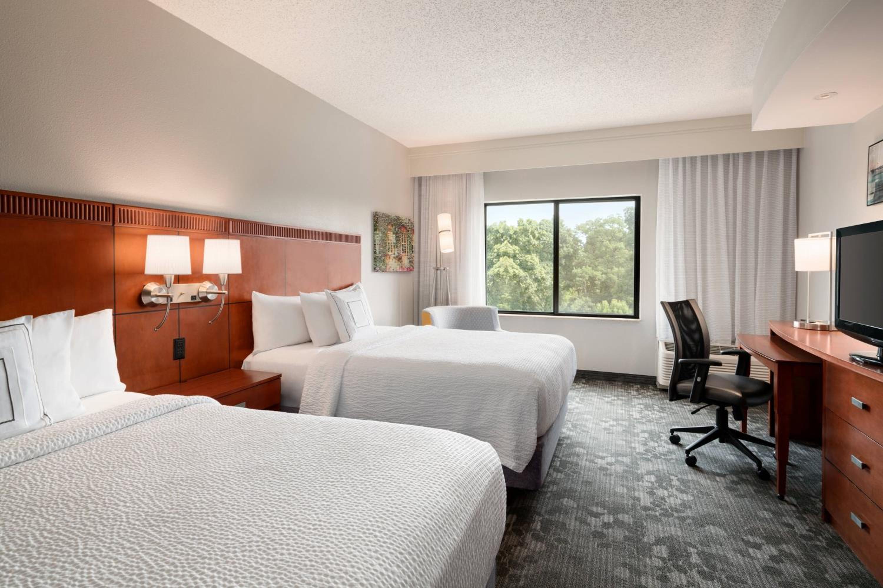 Queen Room with Two Queen Beds and Bathtub - Mobility Access/Hearing Accessible photo 2