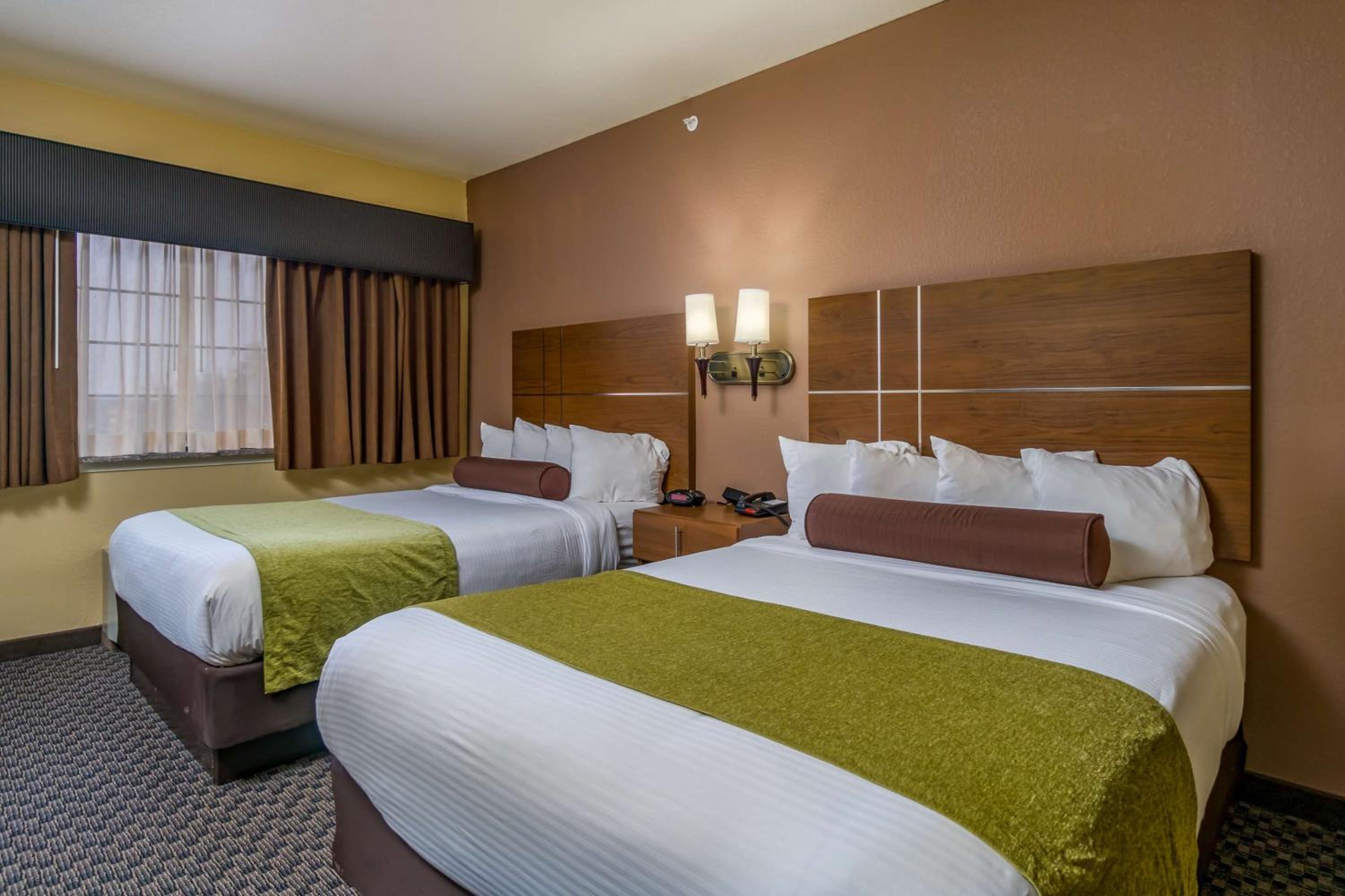Queen Room with Two Queen Beds - Pet Friendly/Non-Smoking photo 1