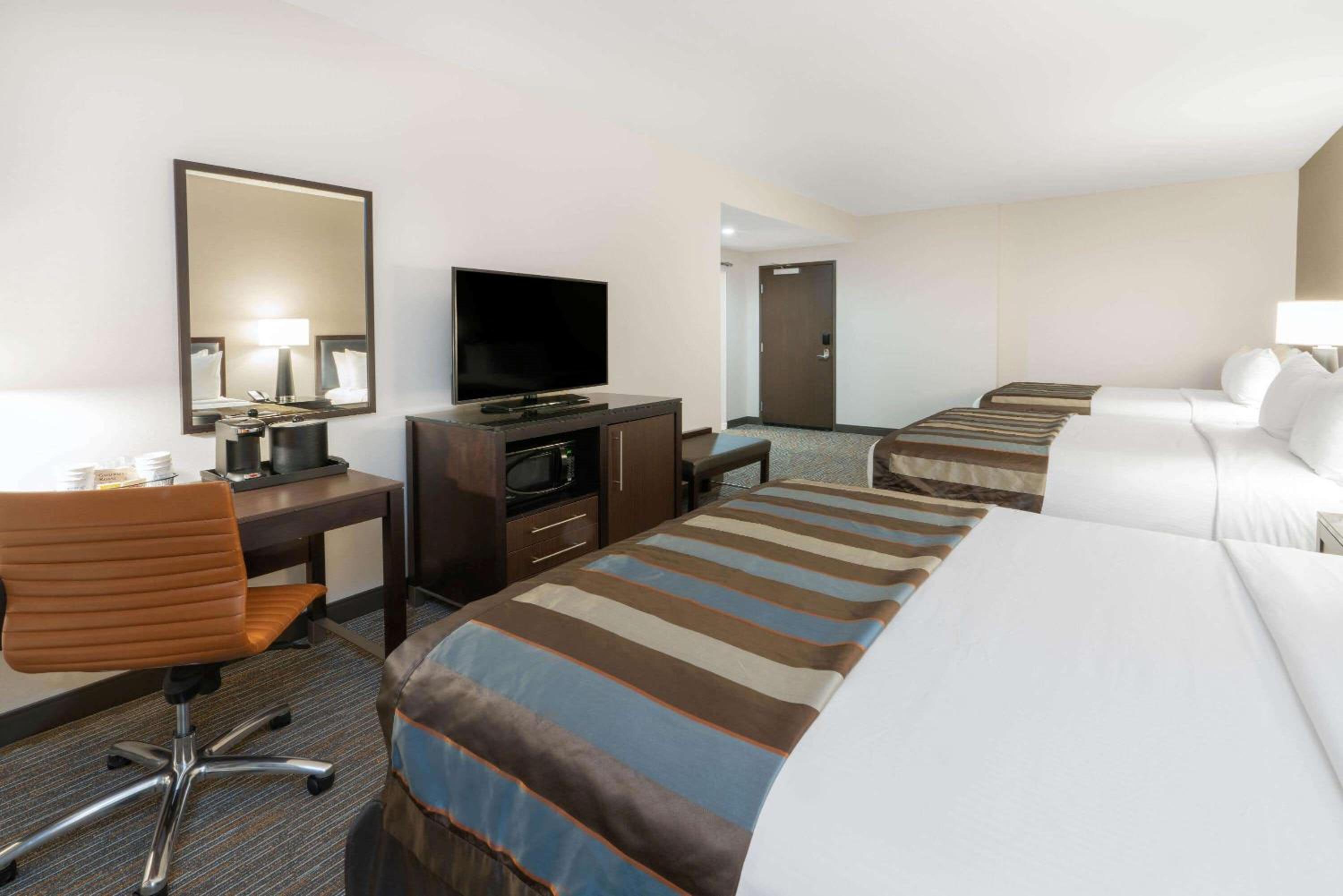 Queen Room with Three Queen Beds - Non-Smoking - Photo 3