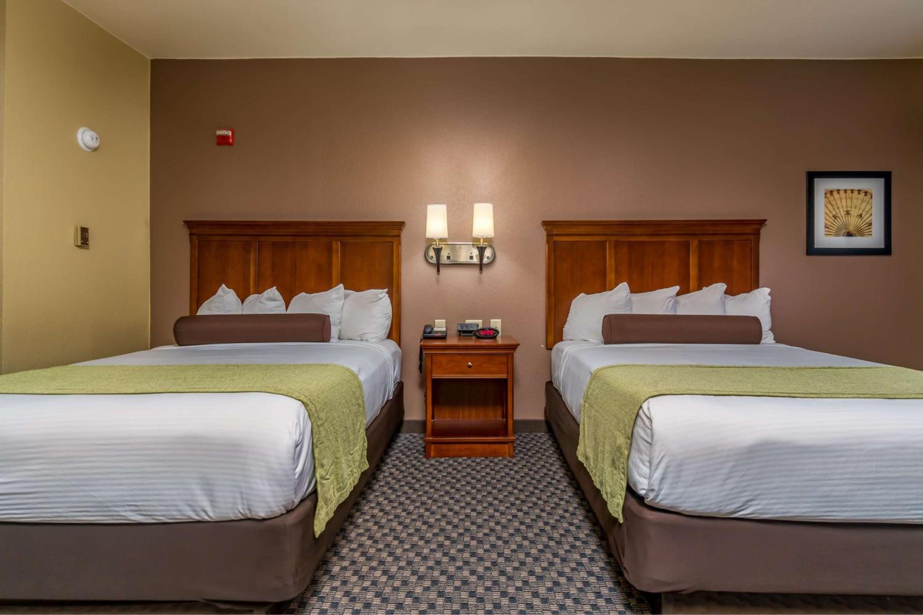 Queen Room with Two Queen Beds and Bath Tub - Mobility Accessible/Hot Tub/Non-Smoking photo 3