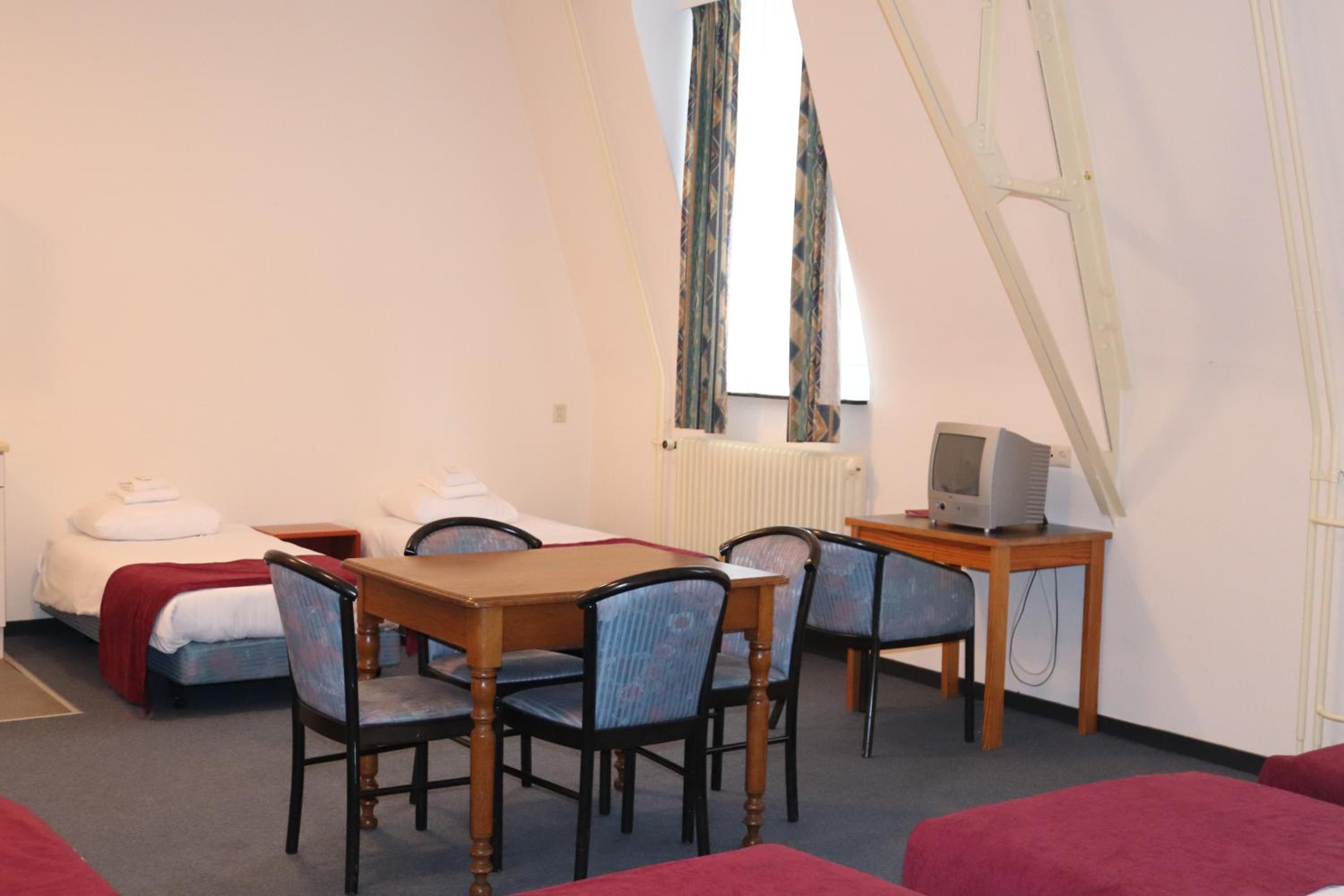 10-Bed Mixed Dormitory Room photo 2