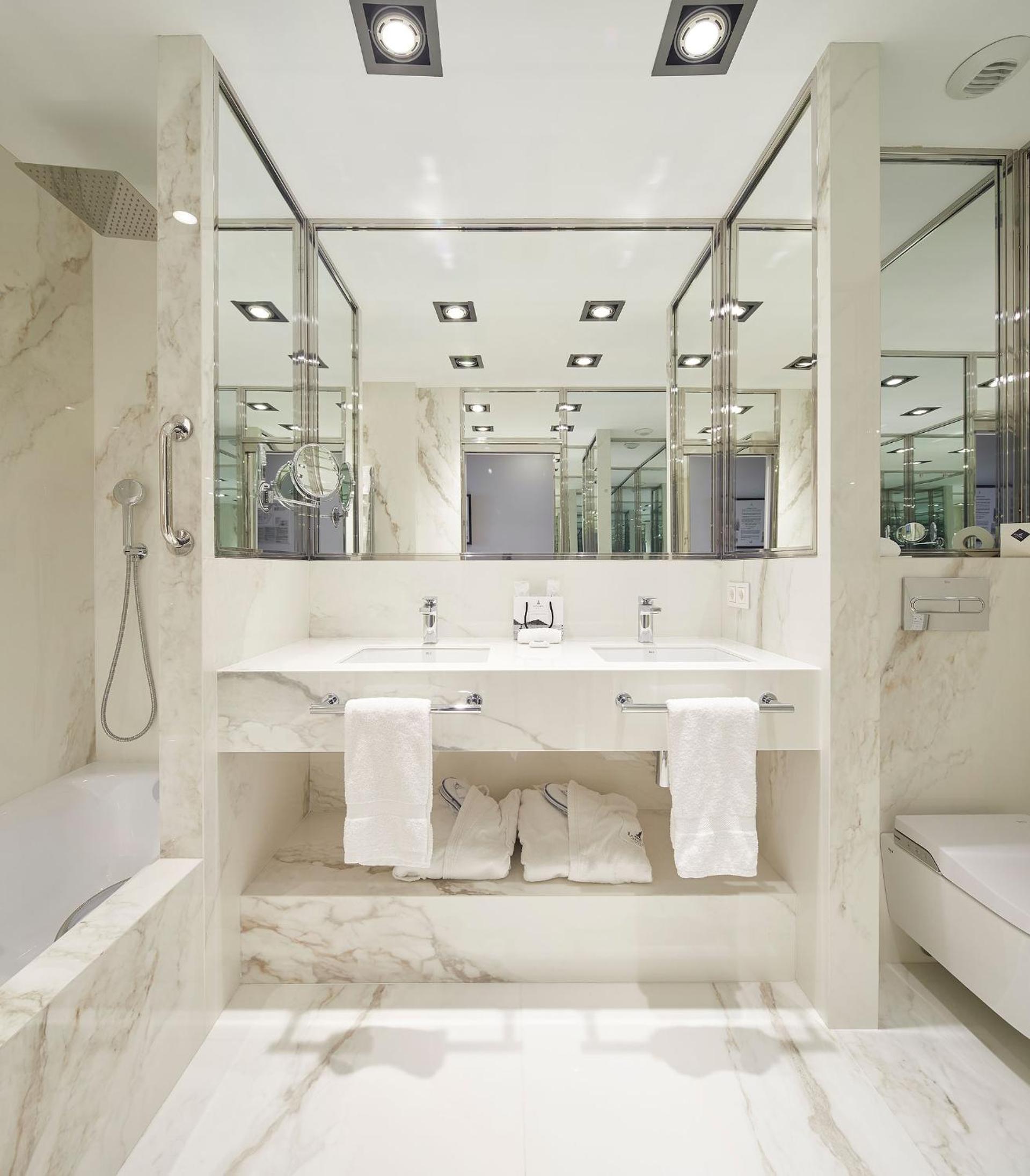 Classic Double or Twin Room with Sea View - Photo 9