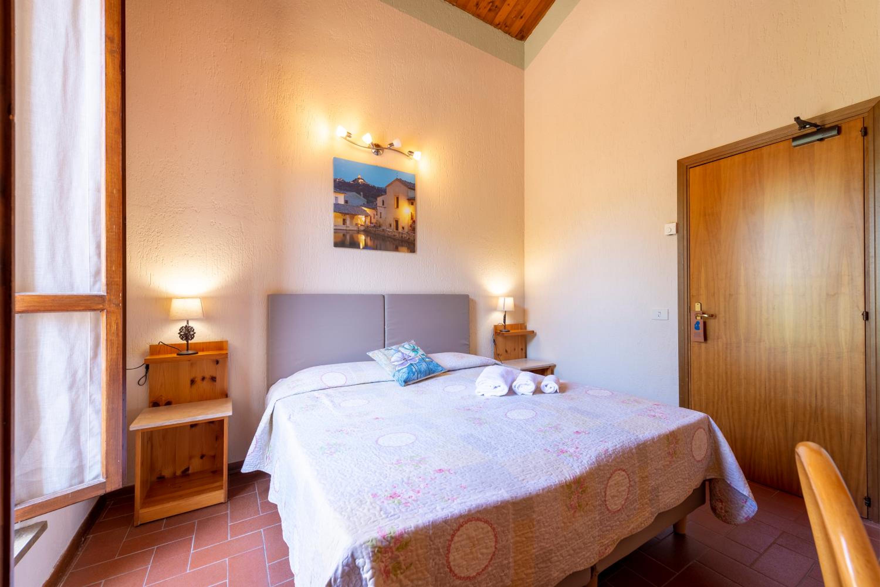 Double or Twin Room - Photo 6