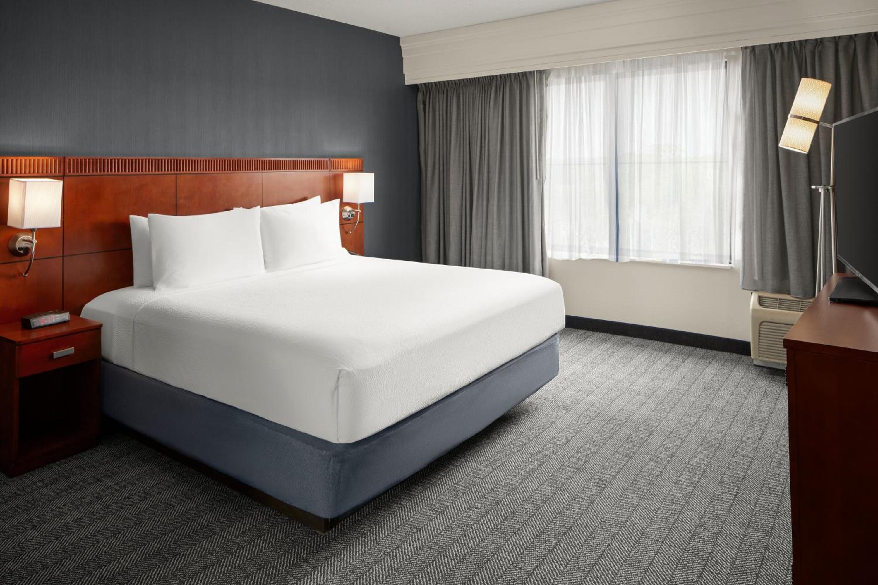 One-Bedroom King Suite - Hearing Accessible