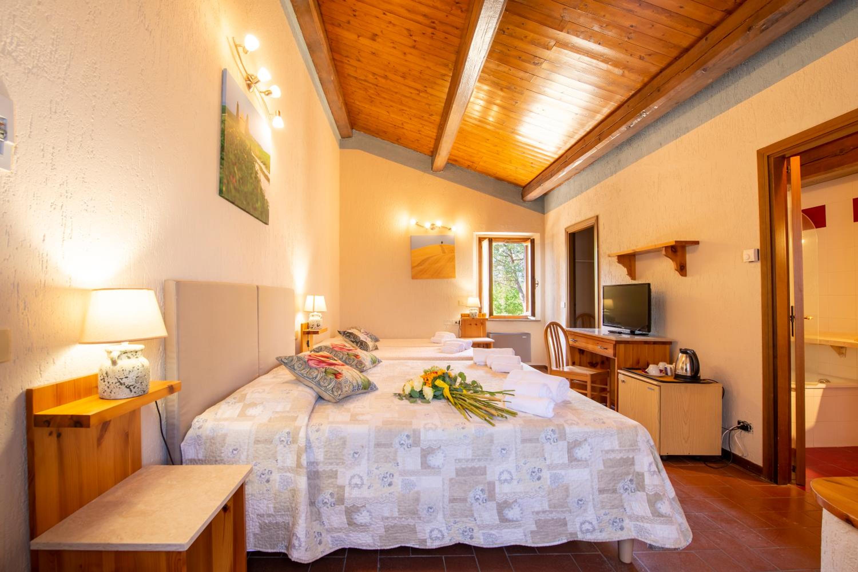 Quadruple Room - Photo 11