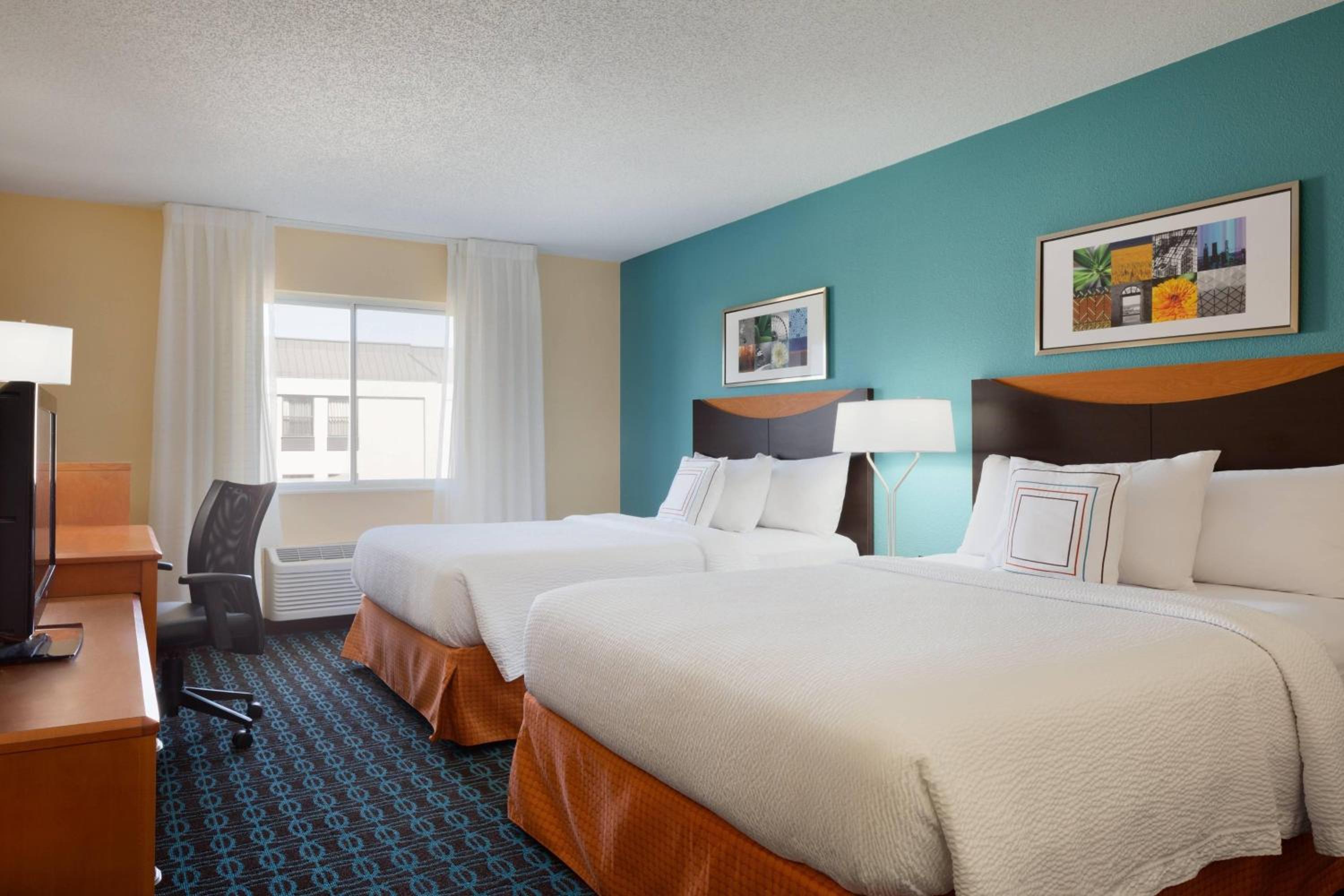 Queen Room with Two Queen Beds and Bathtub - Mobility Access/Hearing Accessible