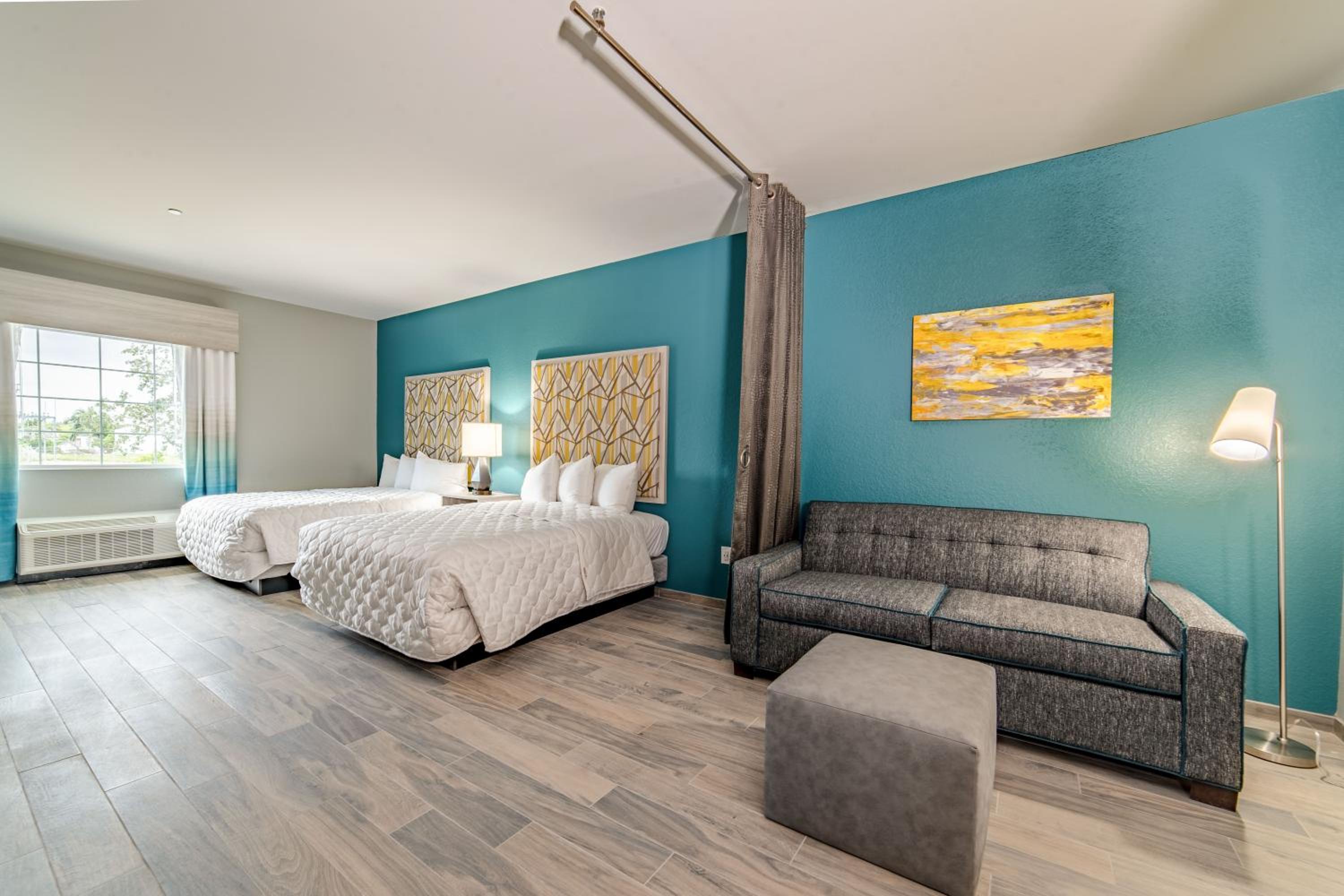 Deluxe Queen Suite