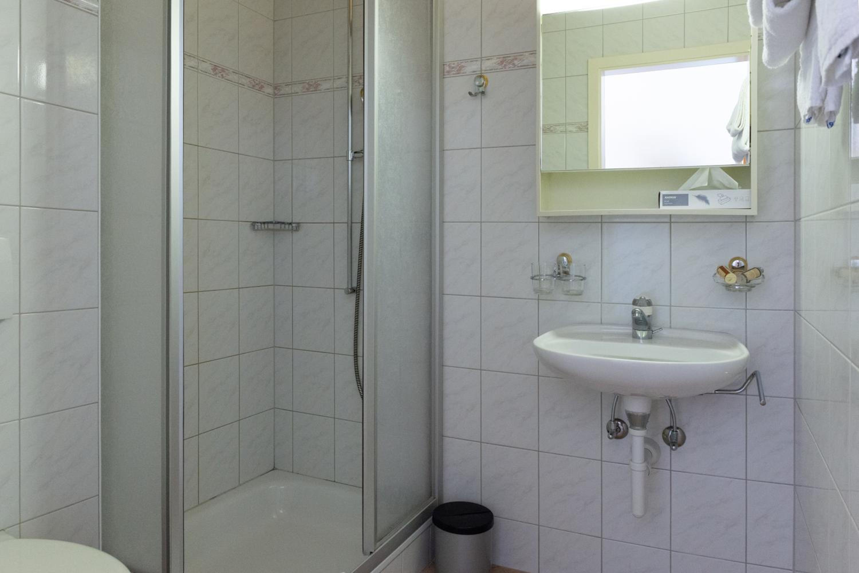Standard Twin Room - Photo 4