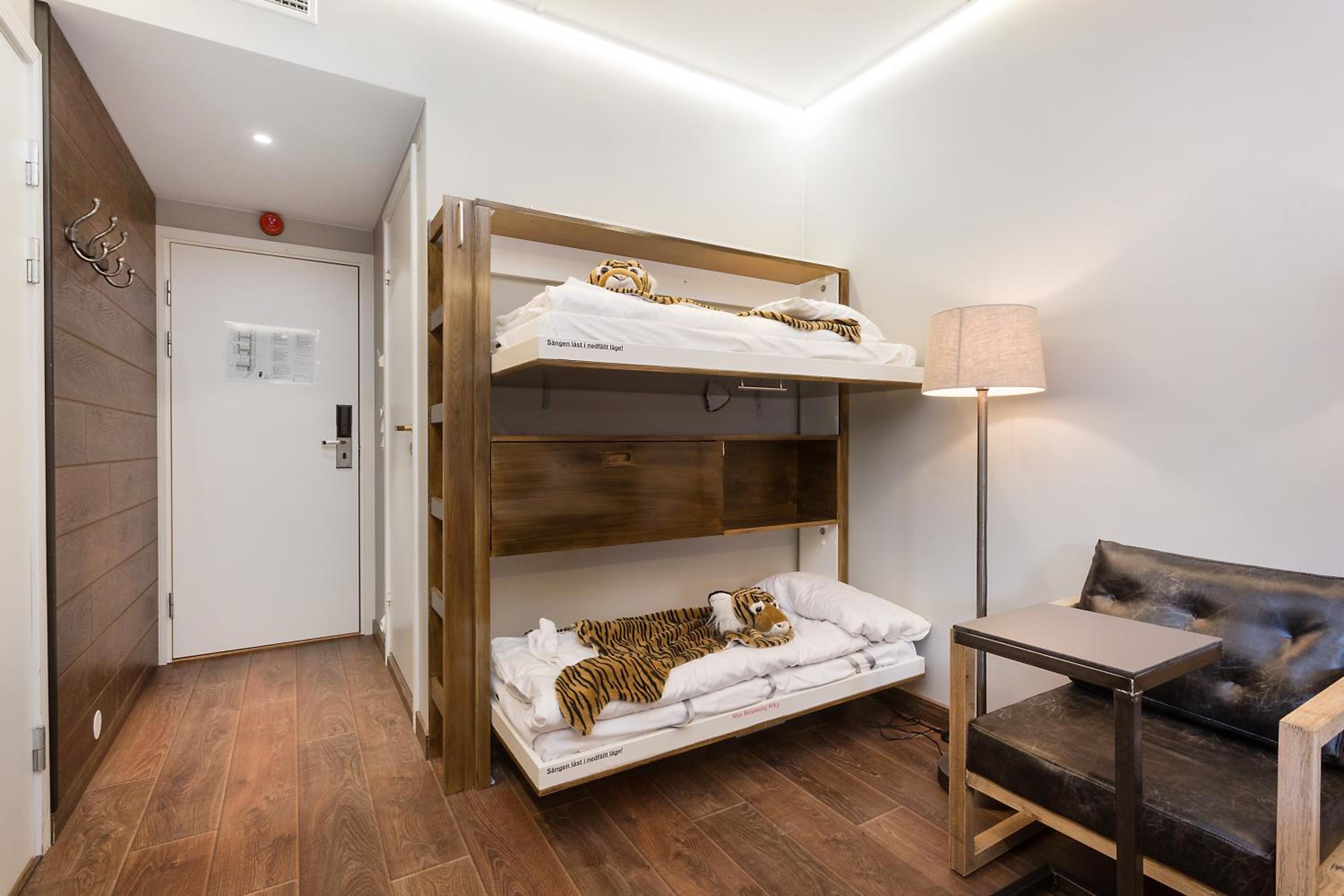 Double Room with Small Bunk Bed (55 in) photo 2