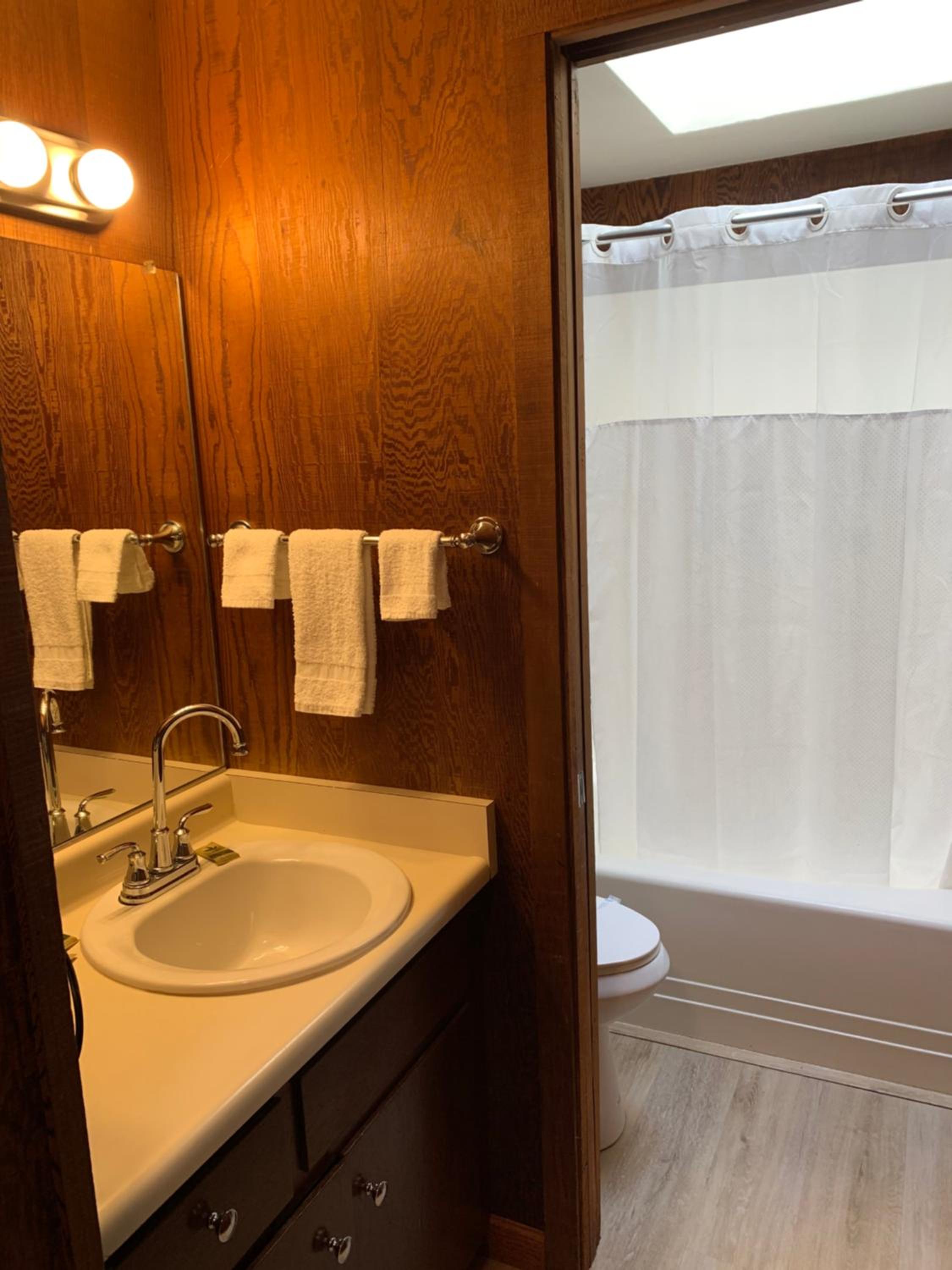 Standard King Room - Photo 5