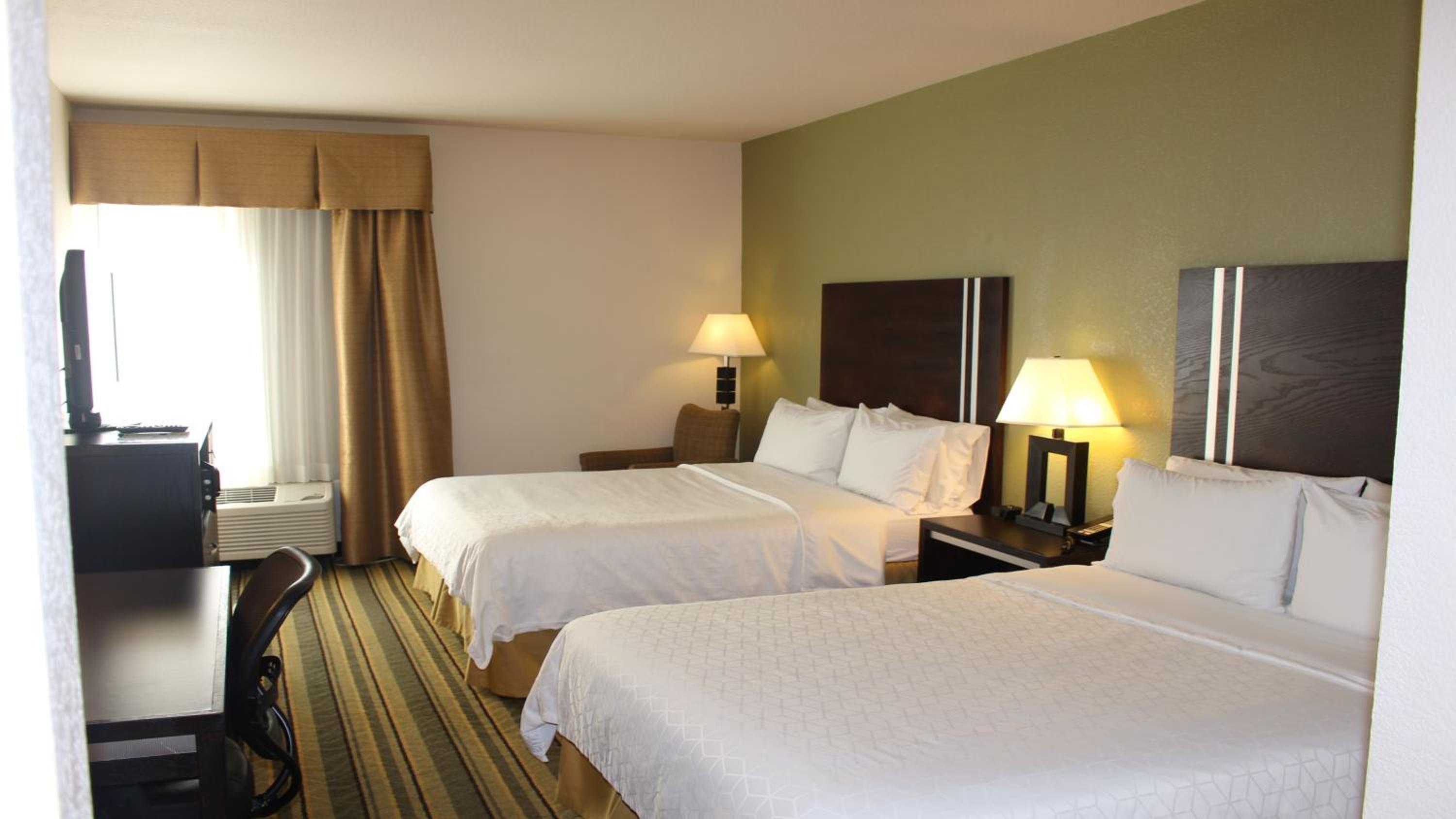 Standard Room with Two Queen Beds - Photo 7