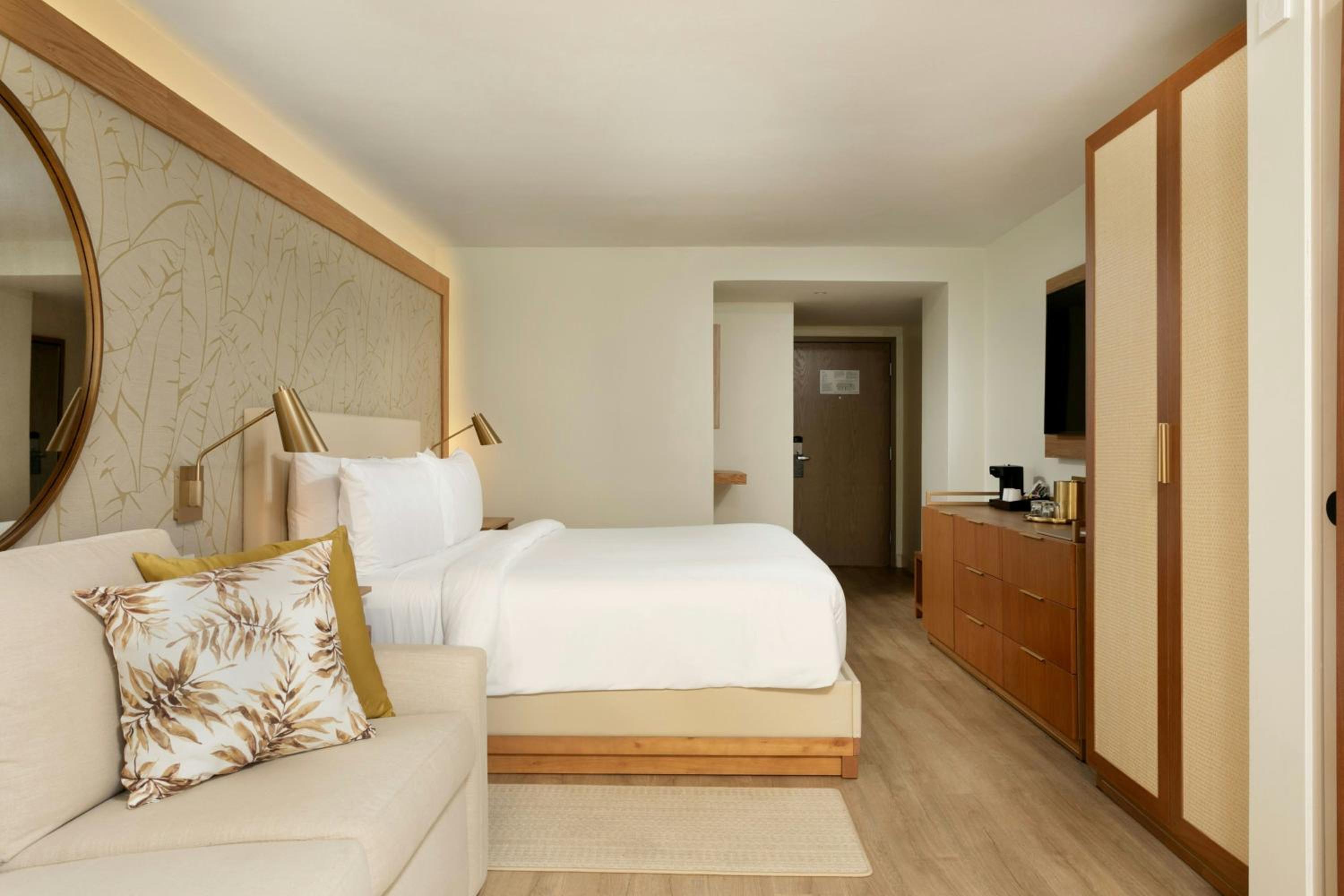 Standard King Room with Sofa Bed and Balcony