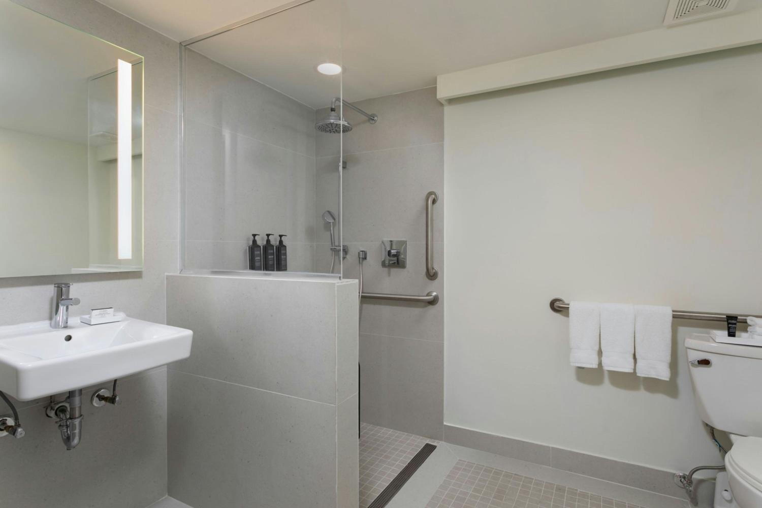 Standard Queen Room with Two Queen Beds and Balcony - Limited View, photo 6