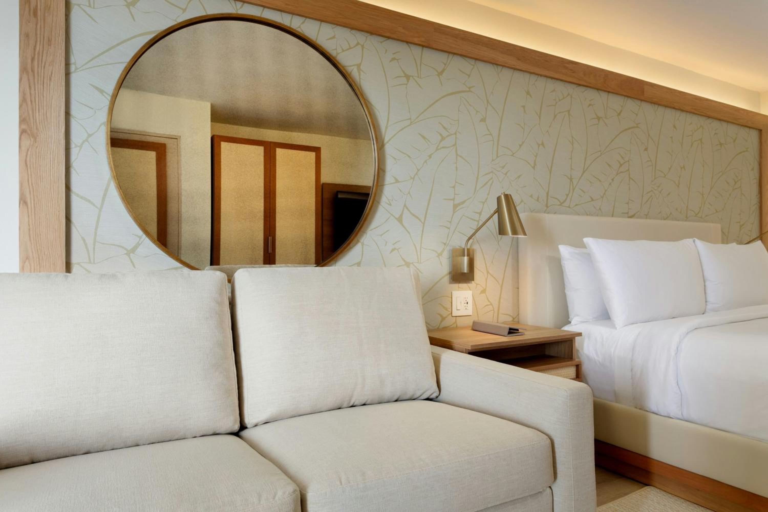 King Room with Sofa Bed, Balcony and Partial Ocean View - Hearing Accessible