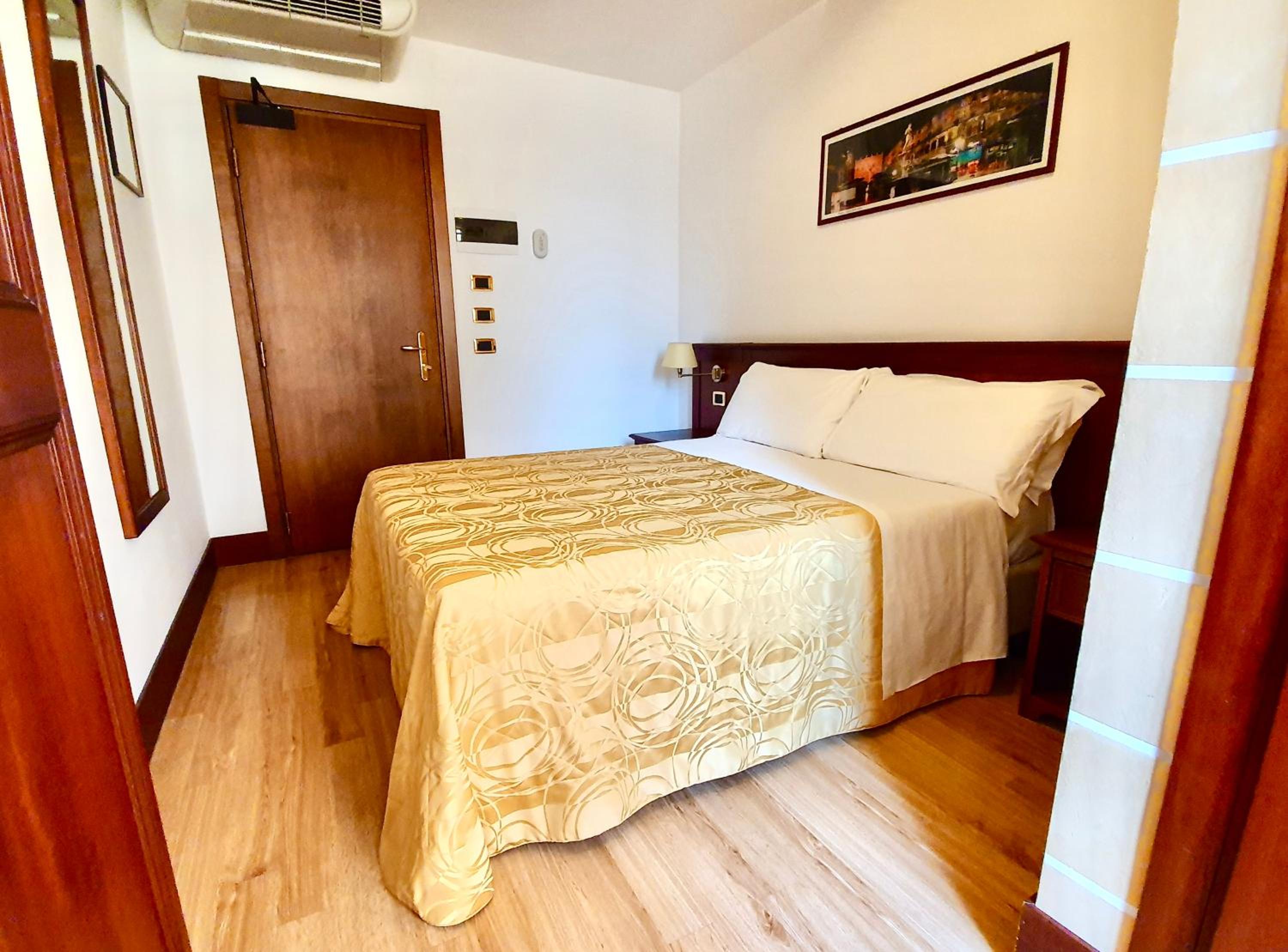 Single Room photo 3