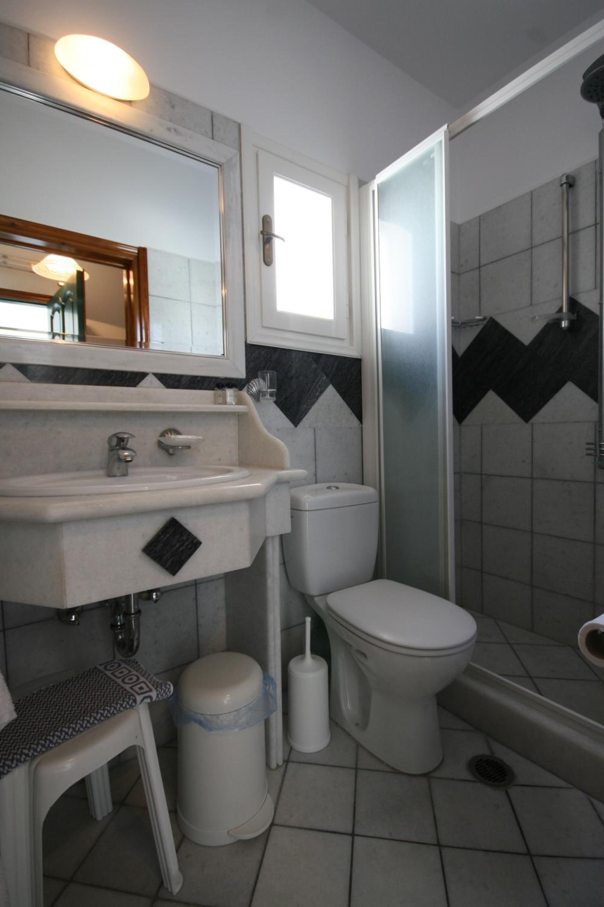 Studio (2 Adults) - Photo 3