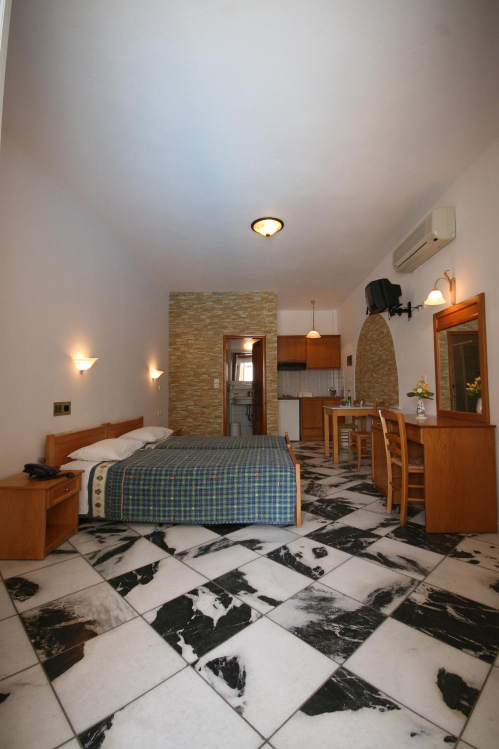 Studio (2 Adults) - Photo 1