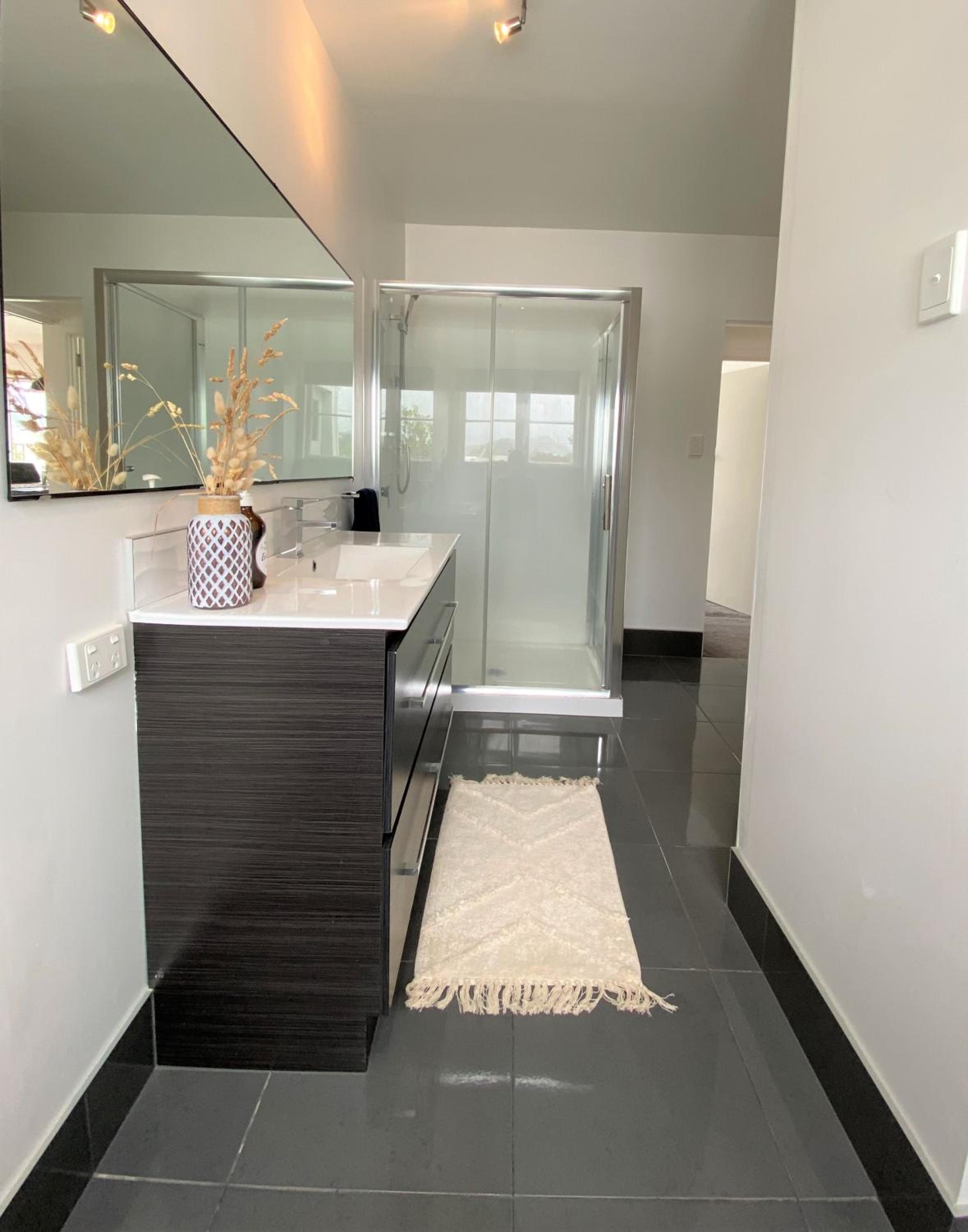 Queen Room with Shared Bathroom photo 2