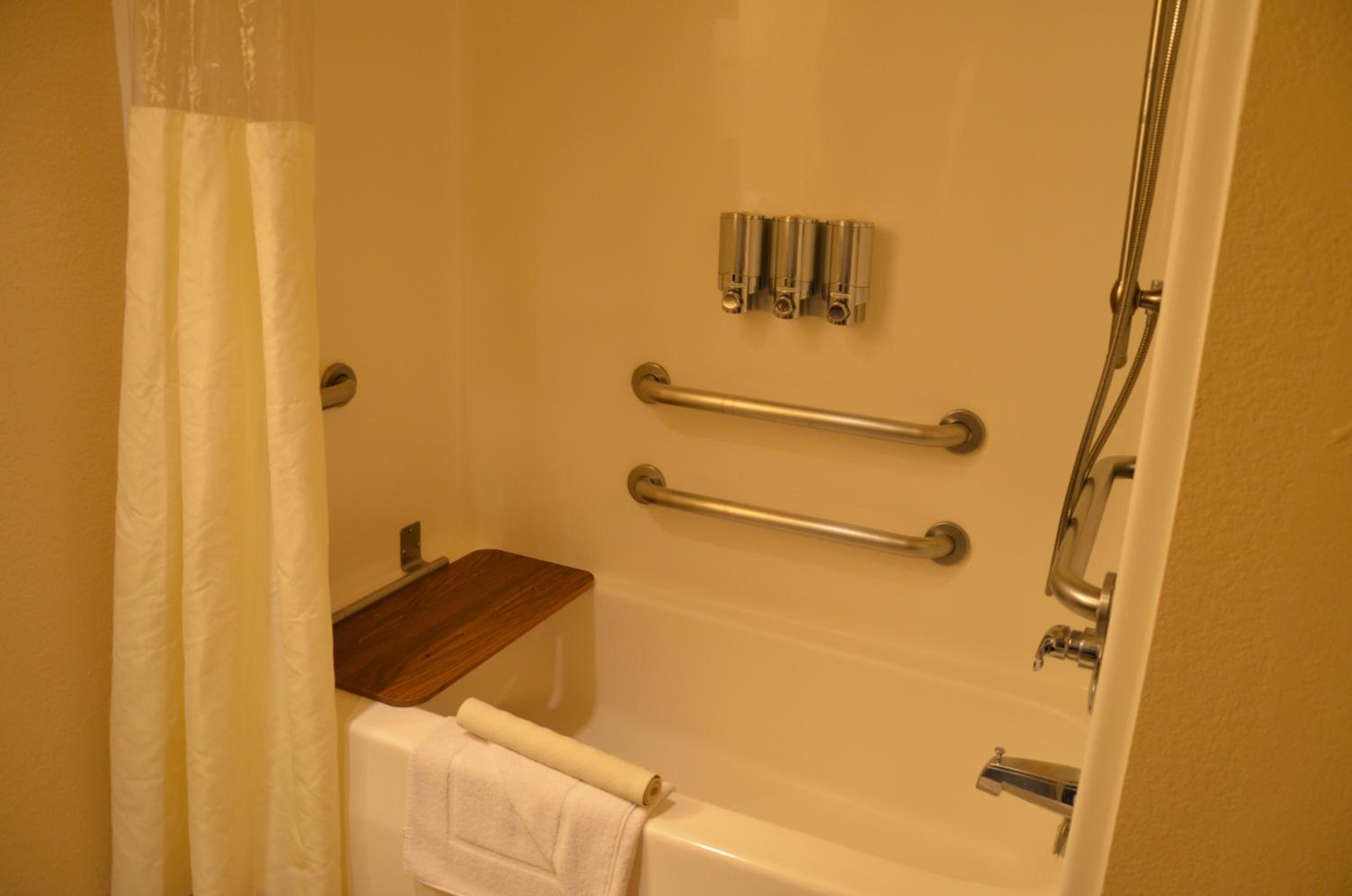 King Room with Tub - Mobility Accessible/Non-Smoking photo 3