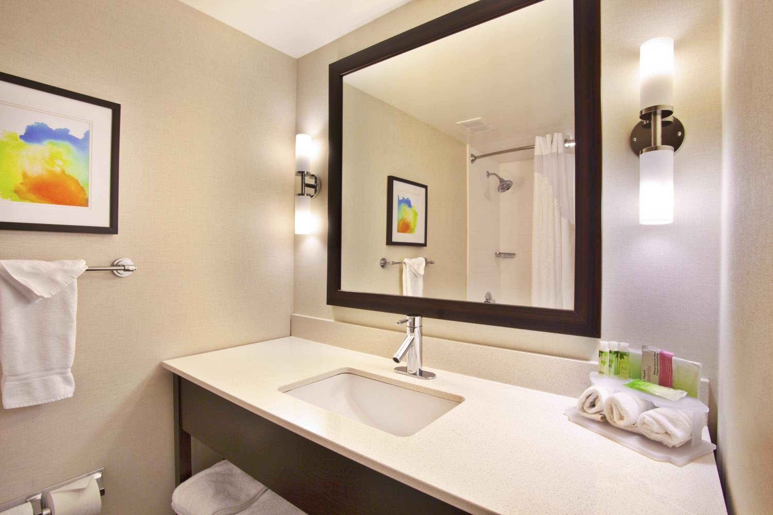 Standard Room with Two Queen Beds - Photo 1