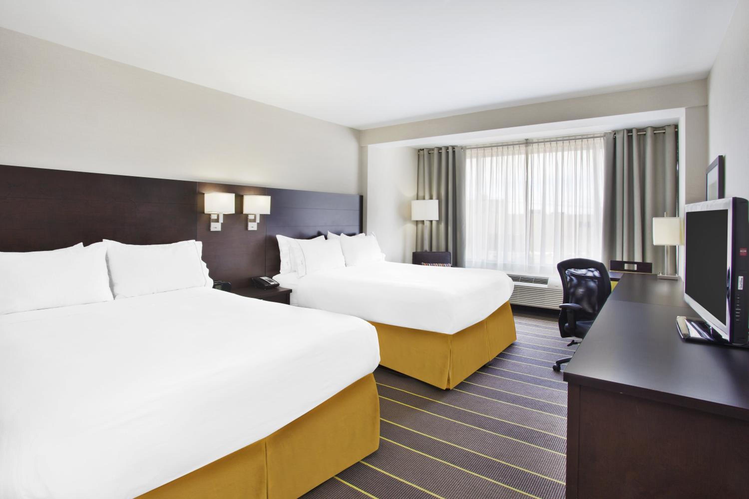 Standard Room with Two Queen Beds - Photo 2
