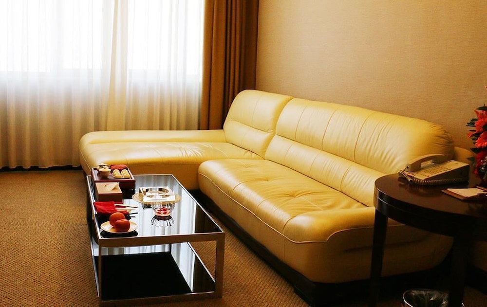 Deluxe Suite, 1 King Bed, Non Smoking photo 2
