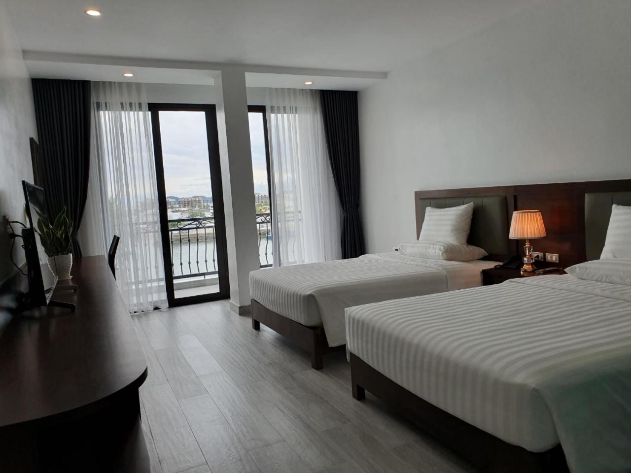 Deluxe Twin Room with Sea View photo 2