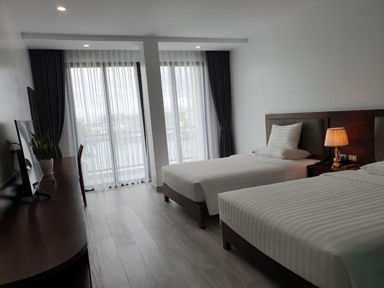 Deluxe Twin Room with Sea View photo 3