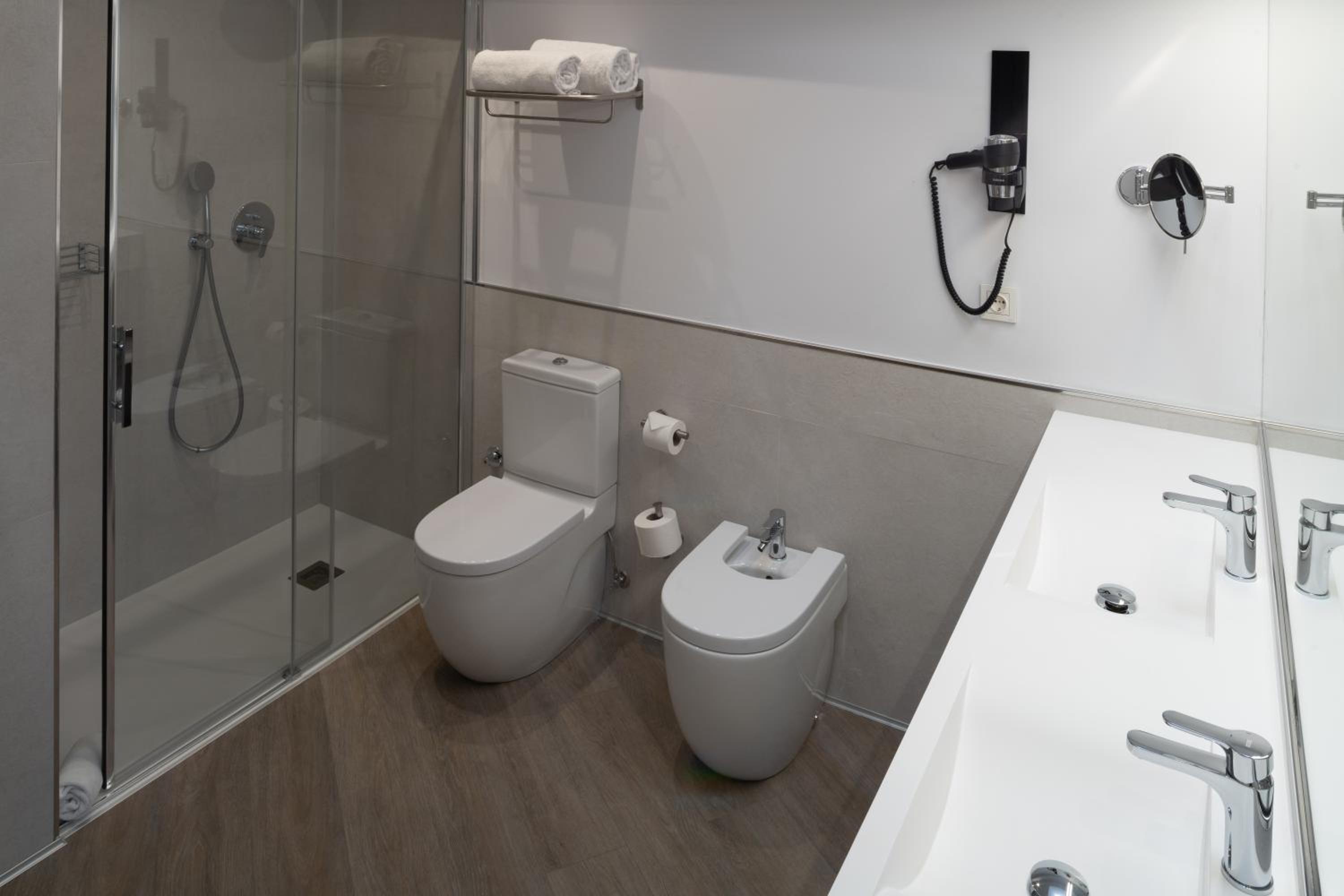Premium Quadruple Room - Photo 4