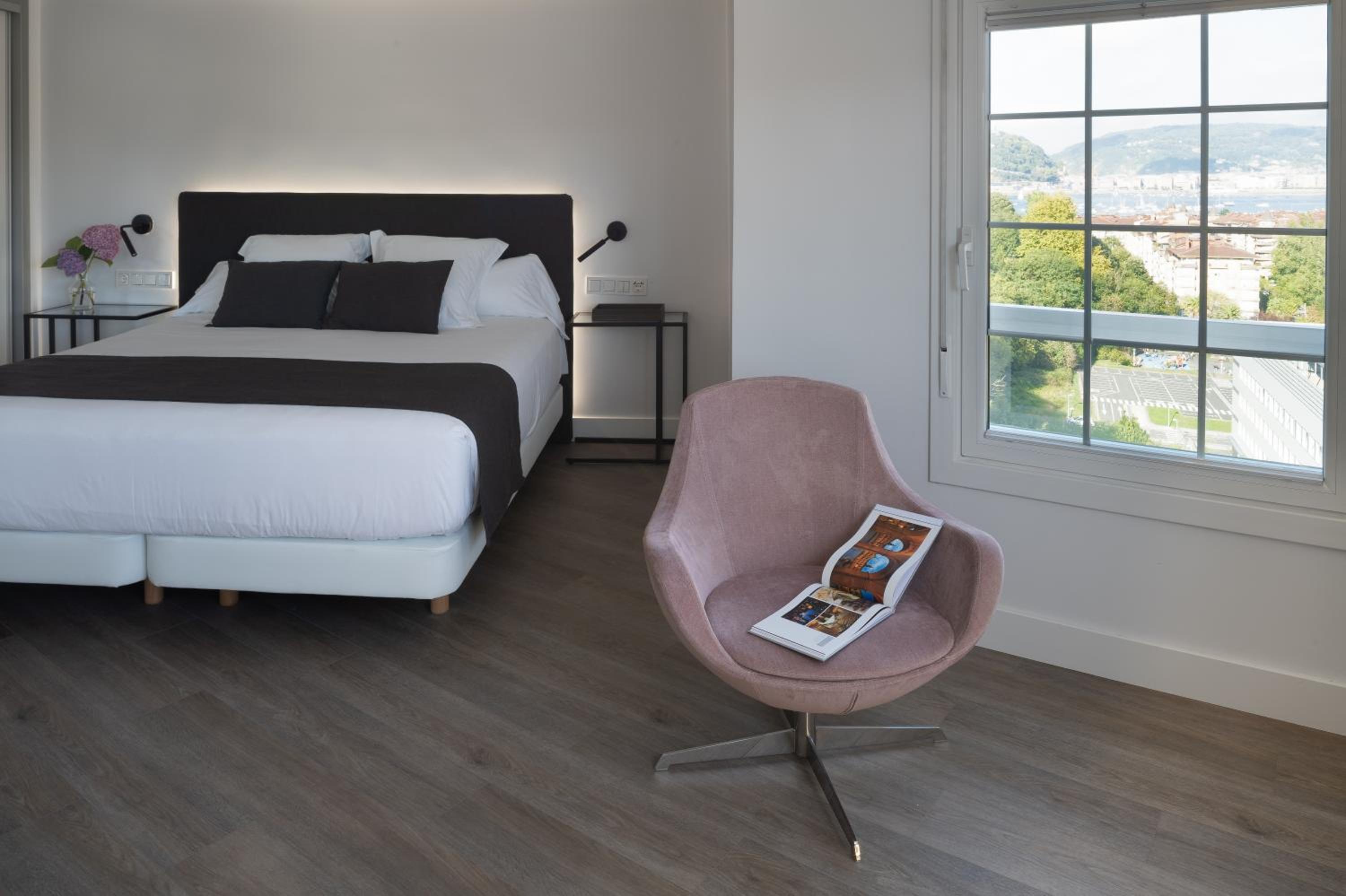 Premium Quadruple Room - Photo 9