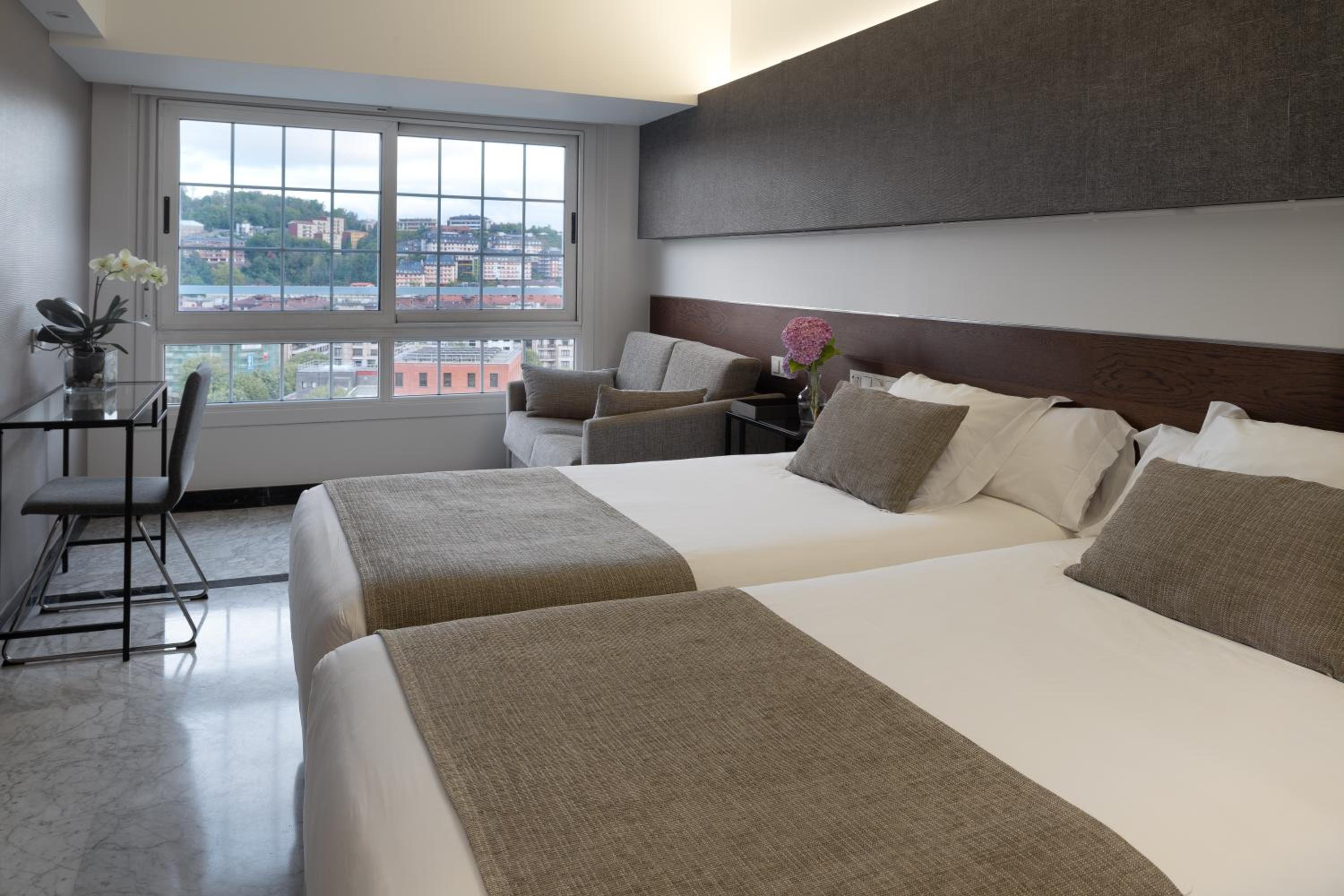 Superior Twin Room with City View - Photo 1