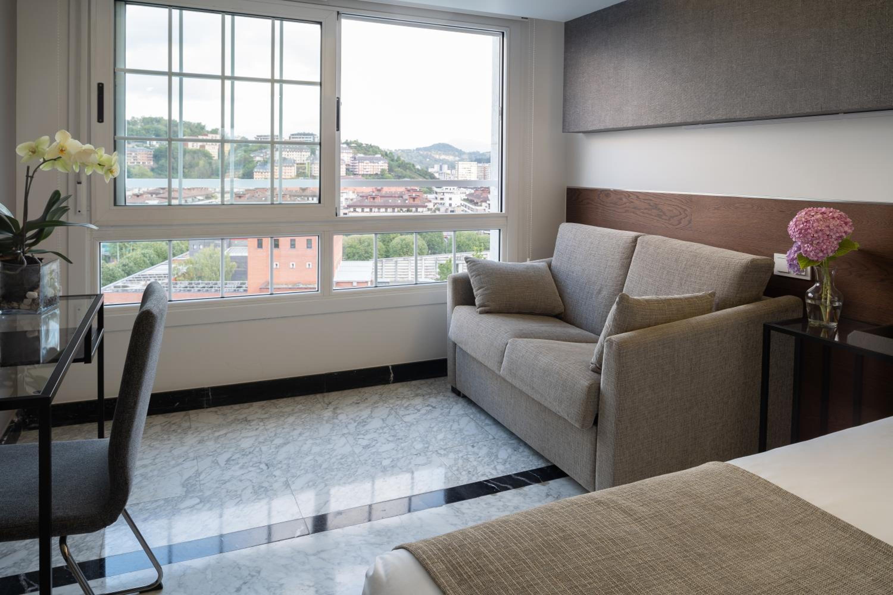 Superior Twin Room with City View - Photo 3