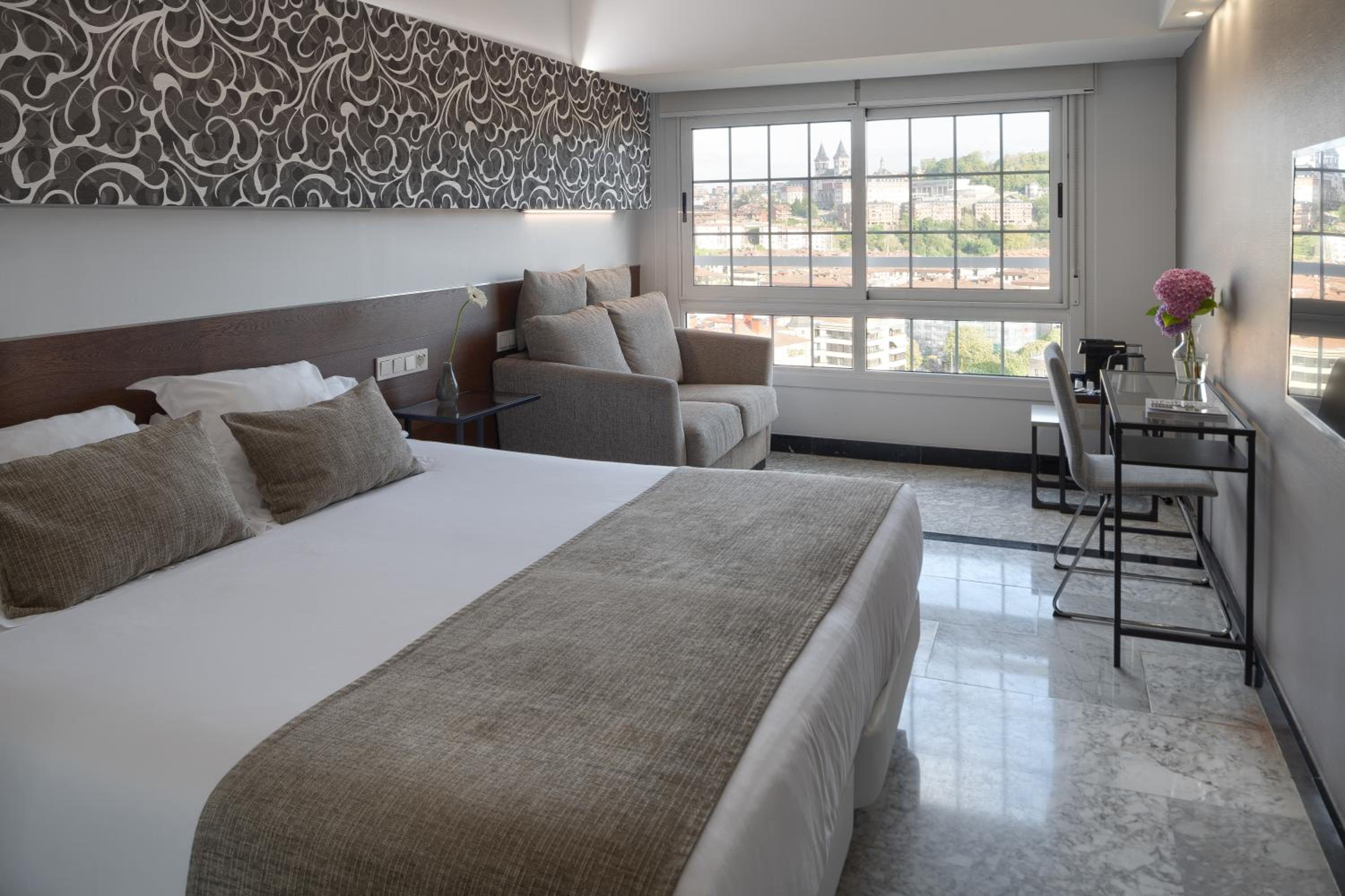 Superior Double Room with City View - Photo 2