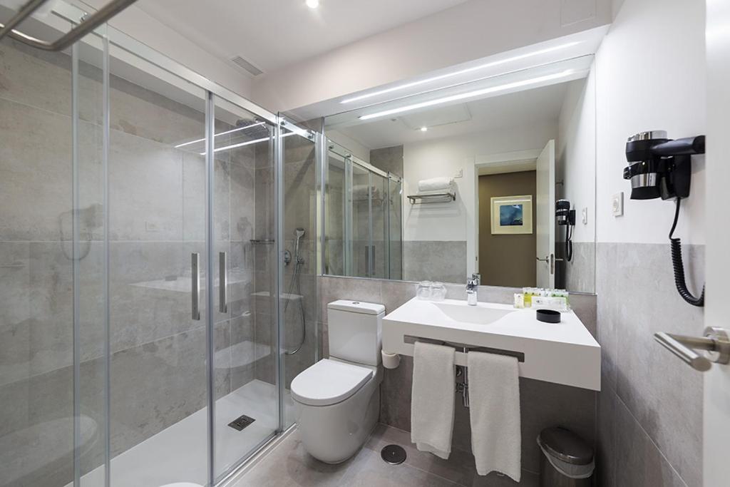 Superior Twin Room with City View - Photo 5