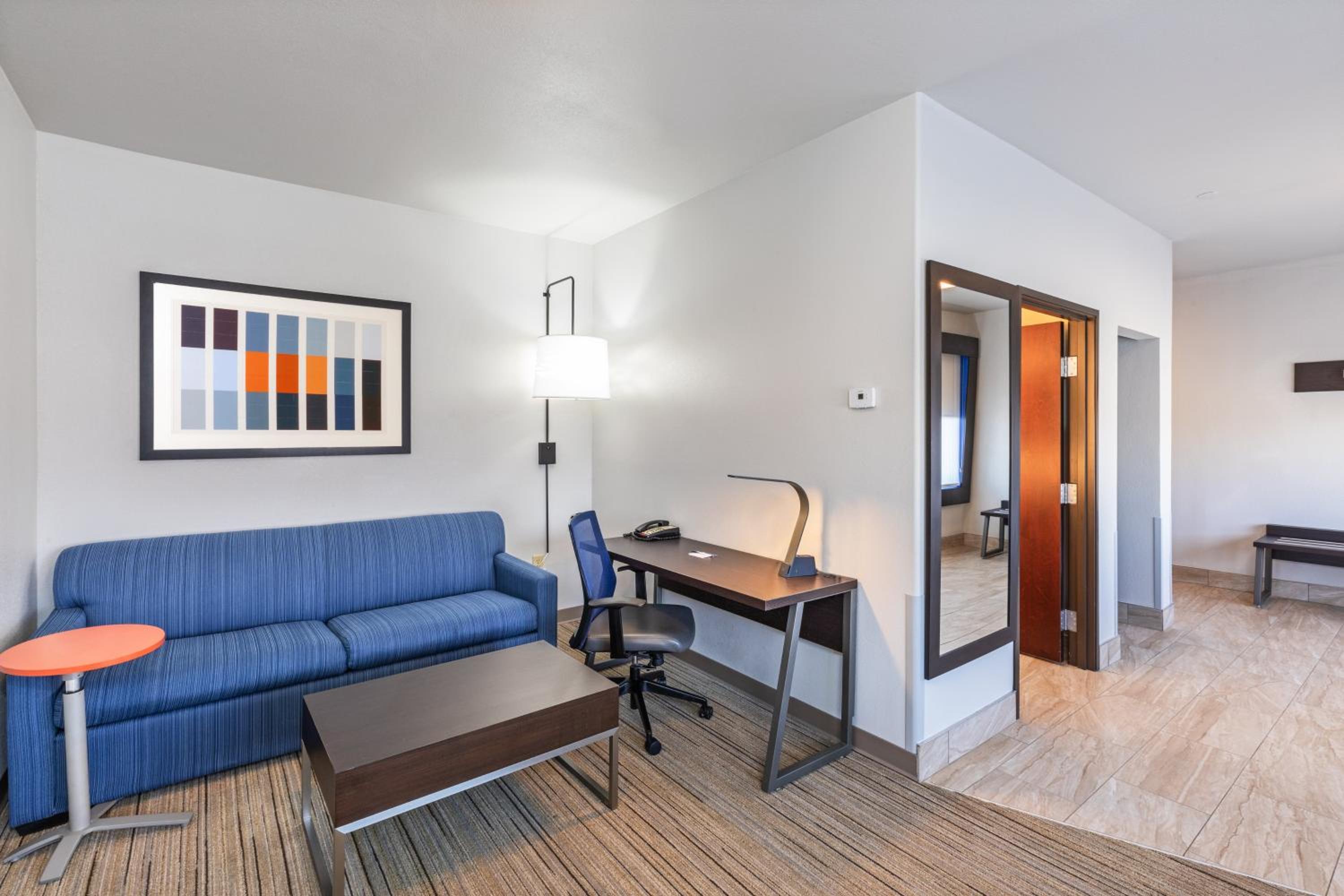 One-Bedroom King Suite with Sofa Bed - Photo 2