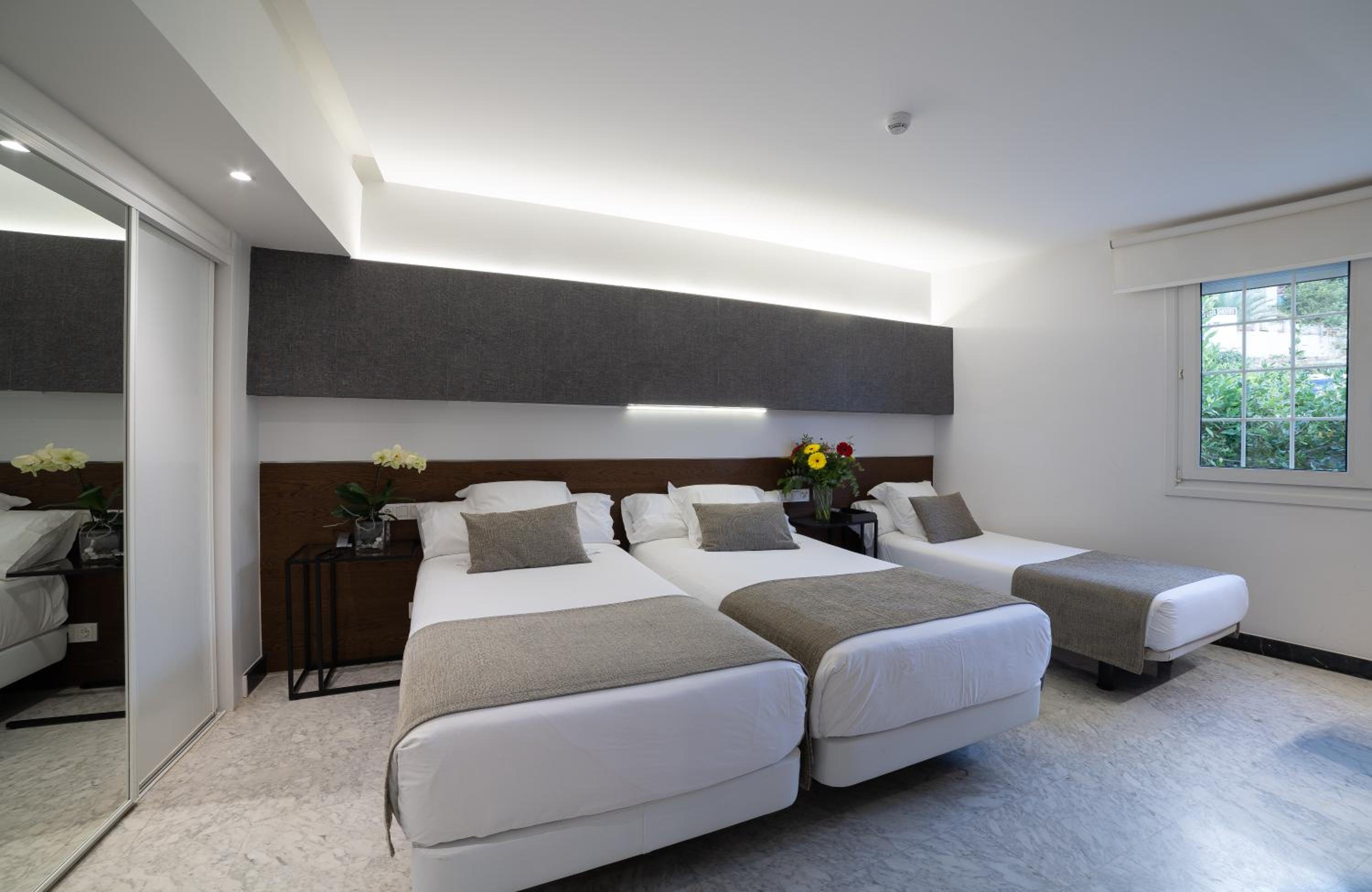 Twin Room with Extra Bed photo 2