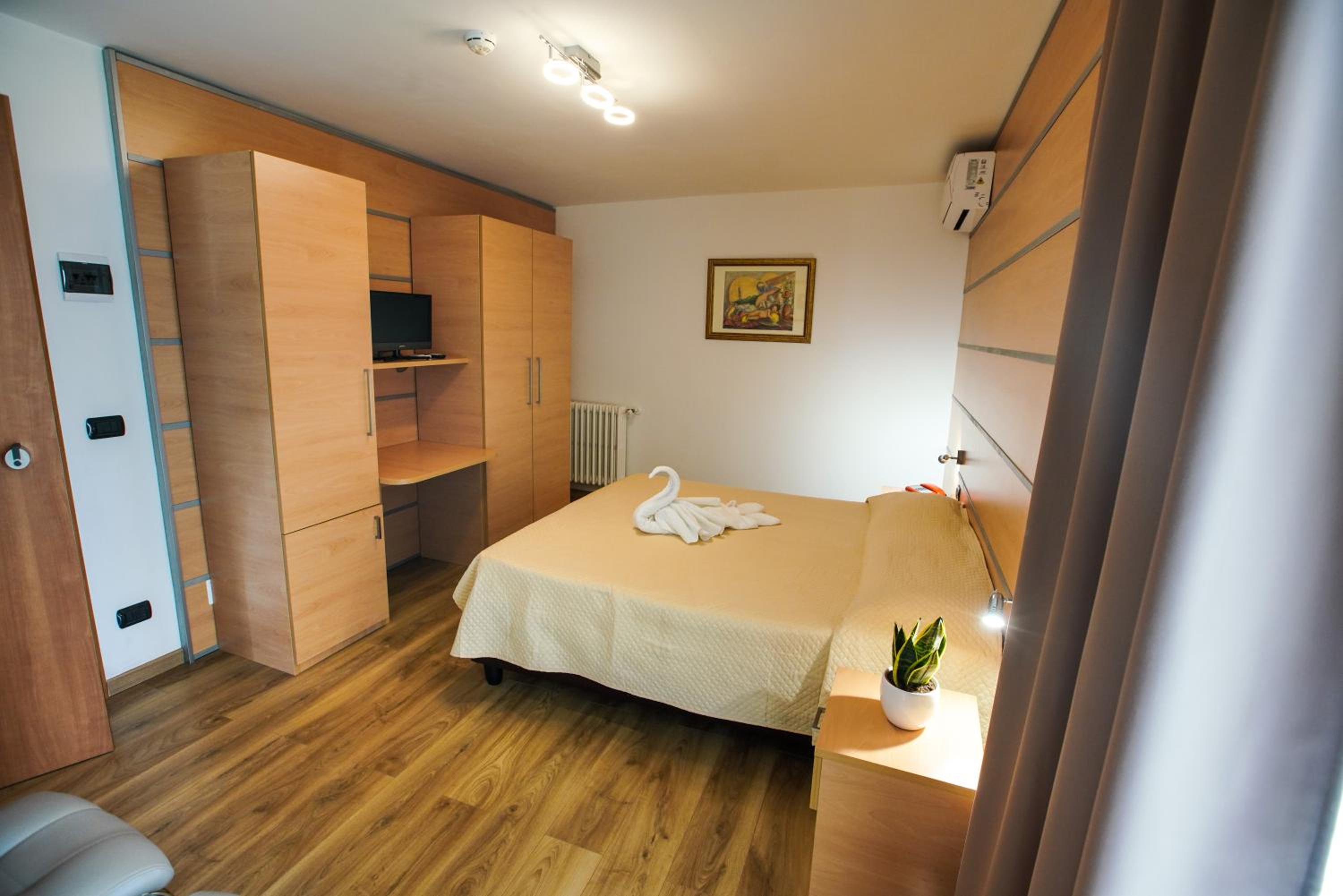 Double or Twin Room with Balcony photo 3