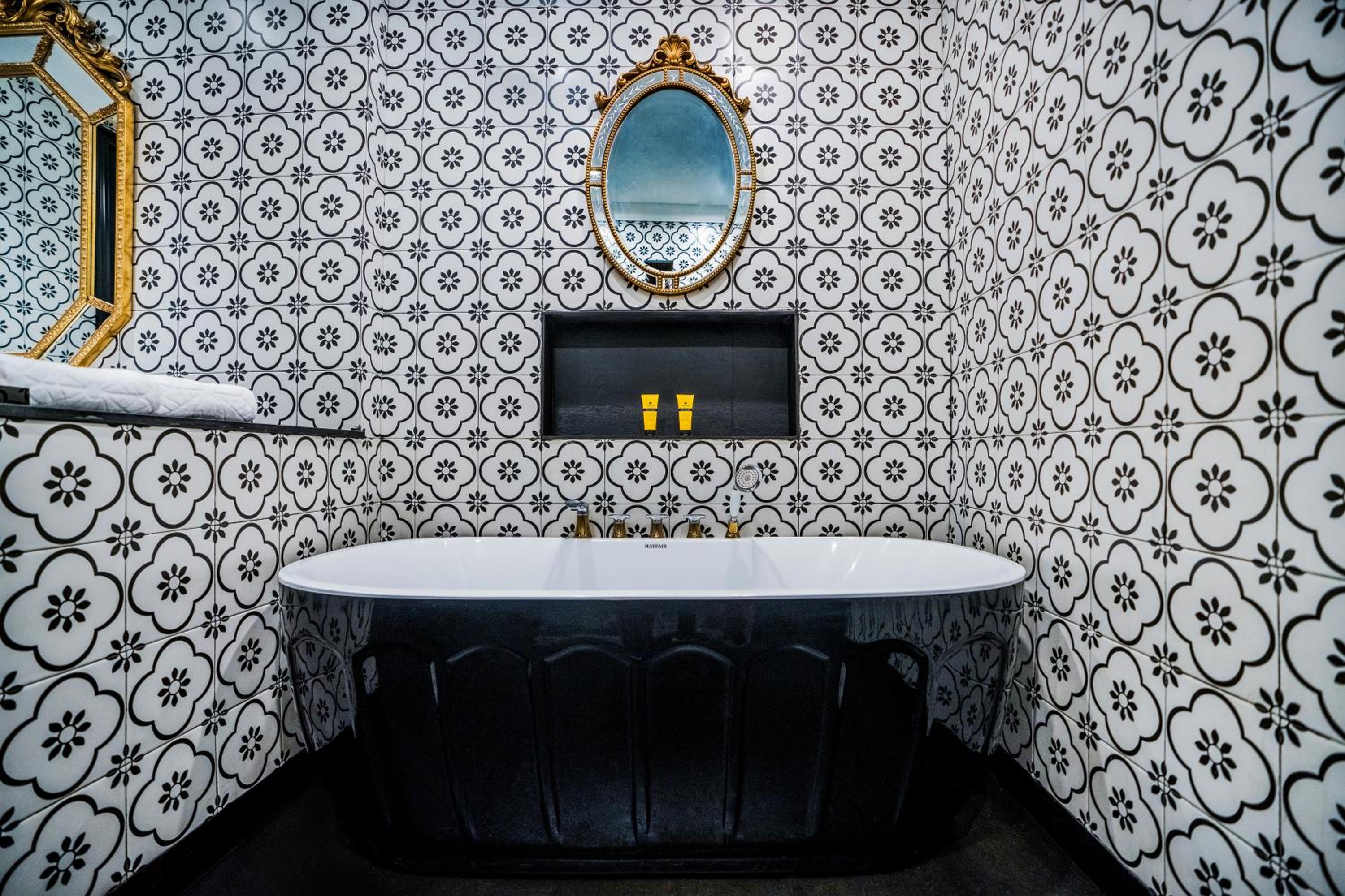 JUNGLE VIEW ROOMS - 10% Discount on Foods & Soft Beverages* | 15% Discounts on Laundry Services* | INR 500 spa credit during your stay on selective Massage services. TnC Apply.* | Free Minibar - 2 cans of soft Beverages (Once on Arrival) - Photo 2