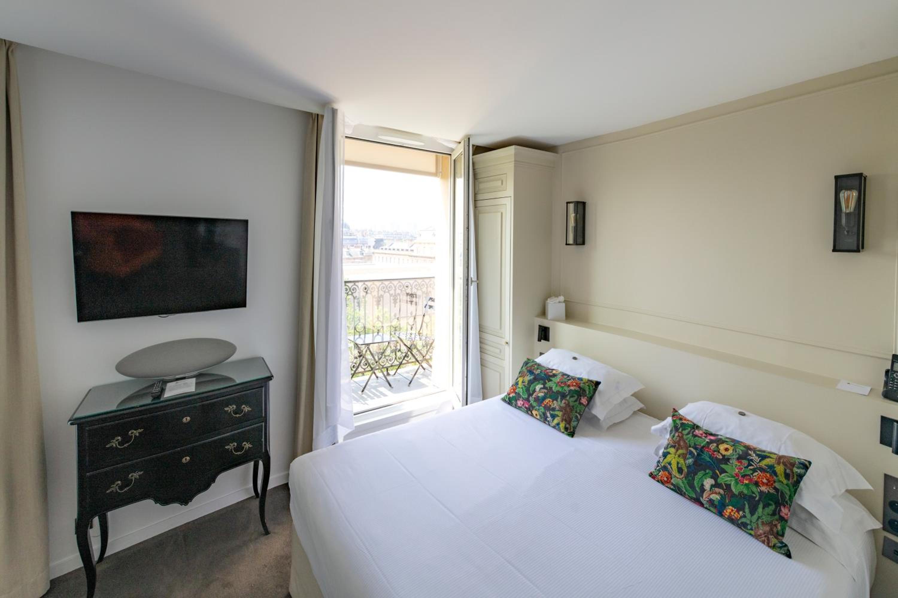 Deluxe Triple Room Duchesse - Eiffel Tower Side View