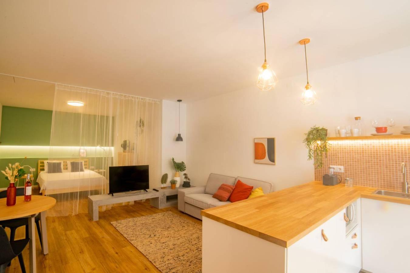 One-Bedroom Apartment photo 1