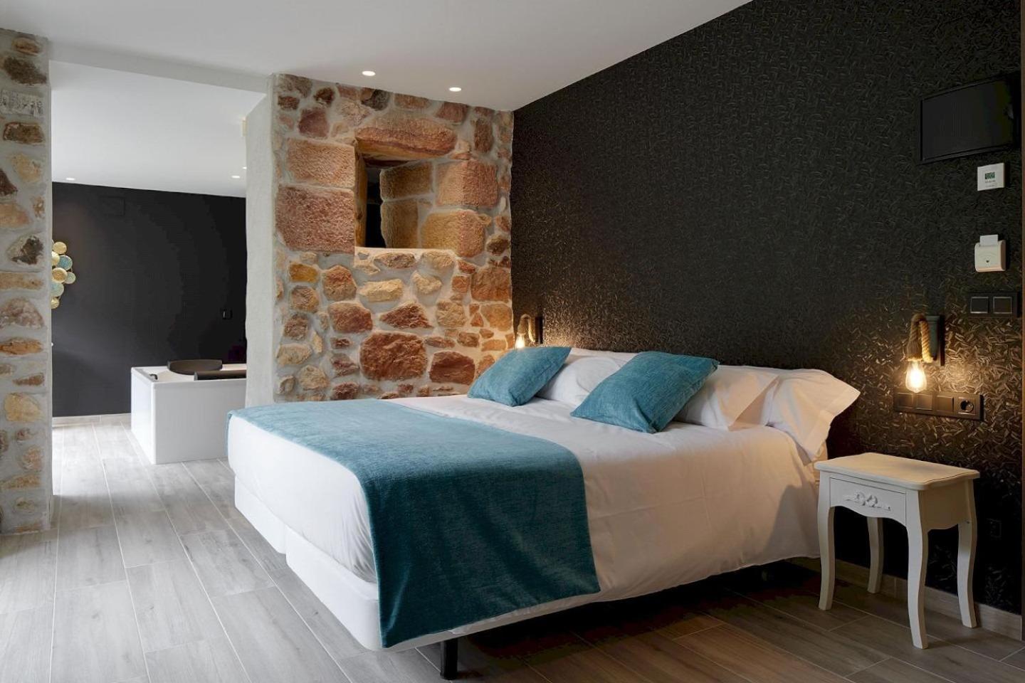 Deluxe Suite with Spa Bath photo 3