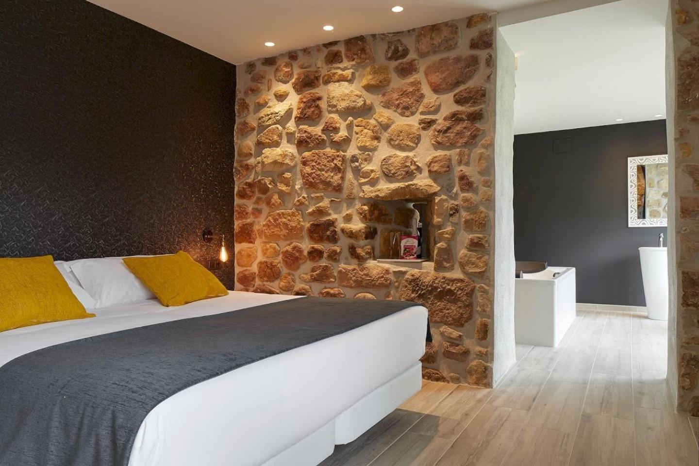 Deluxe Suite with Spa Bath - Photo 4