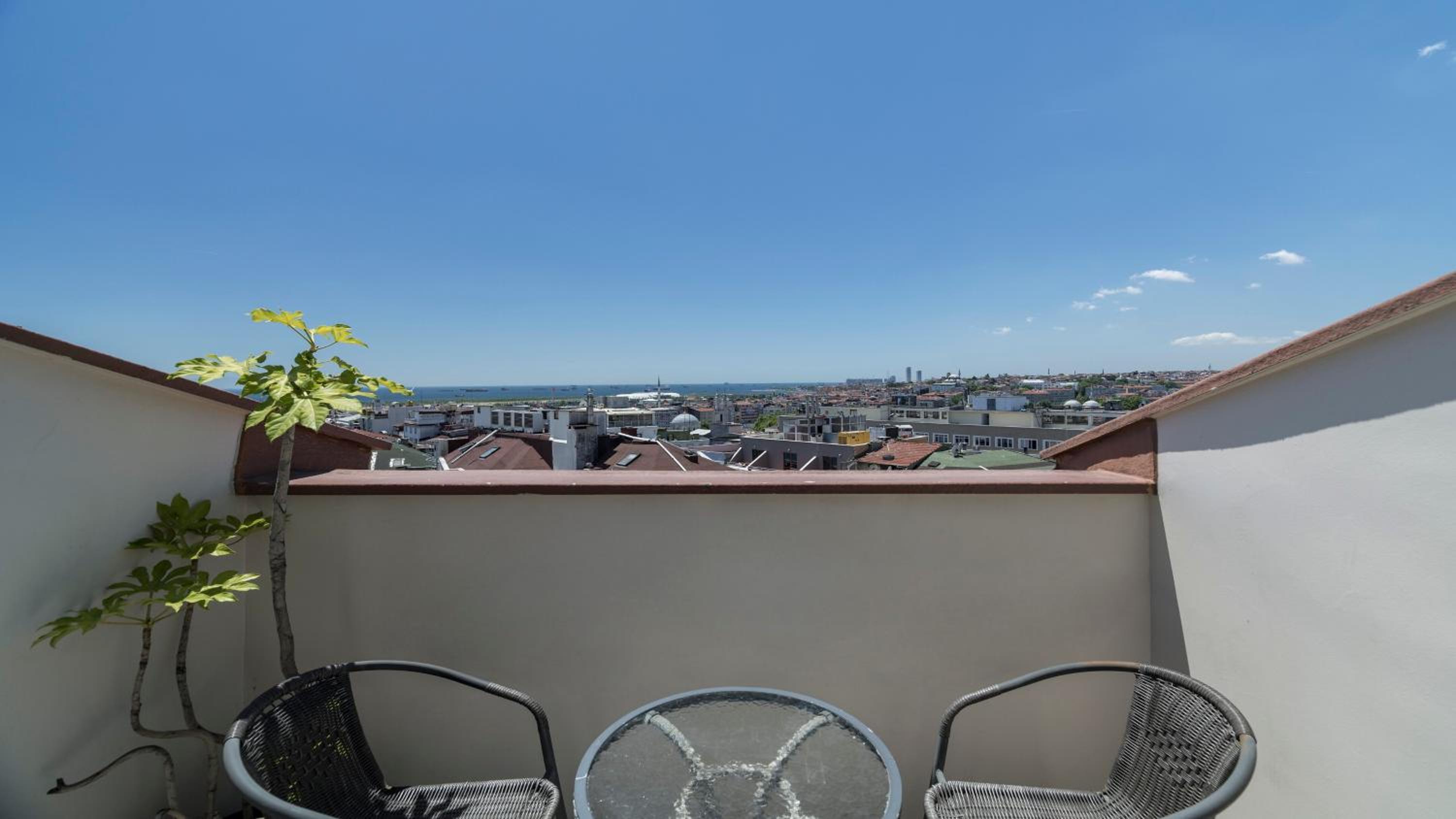 King Suite with Balcony photo 3