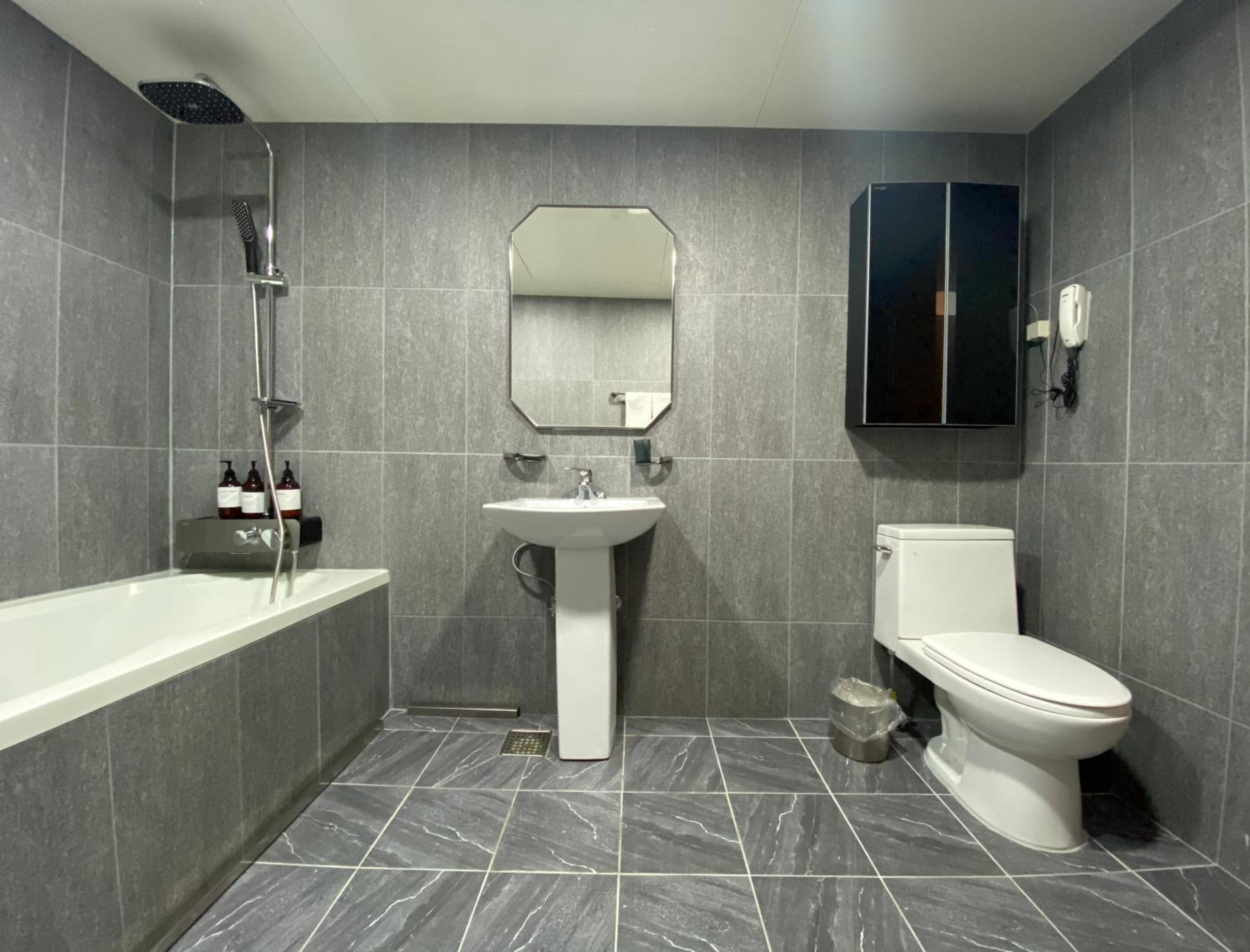 Premium Twin Room - Photo 3