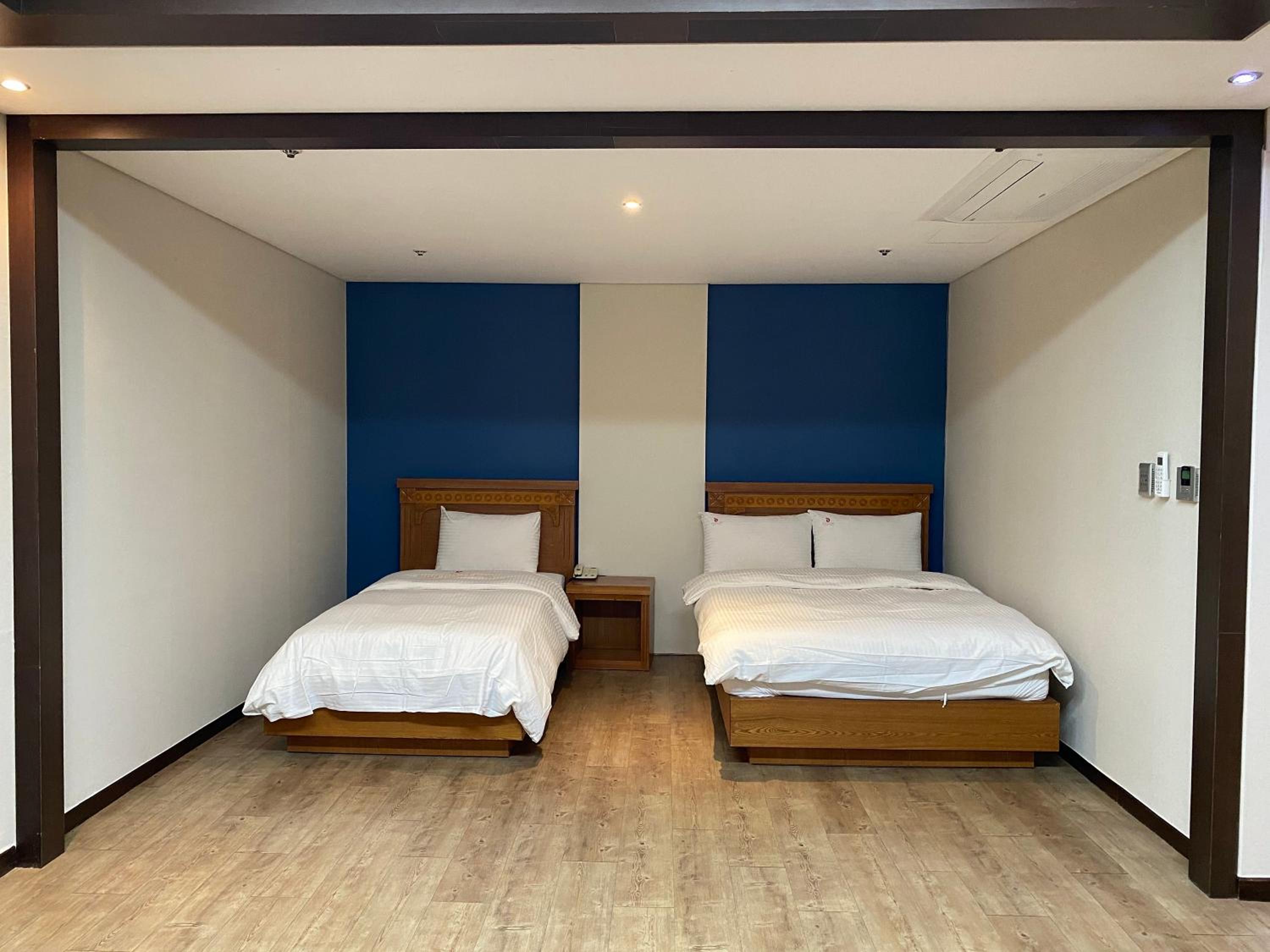 Premium Twin Room - Photo 1