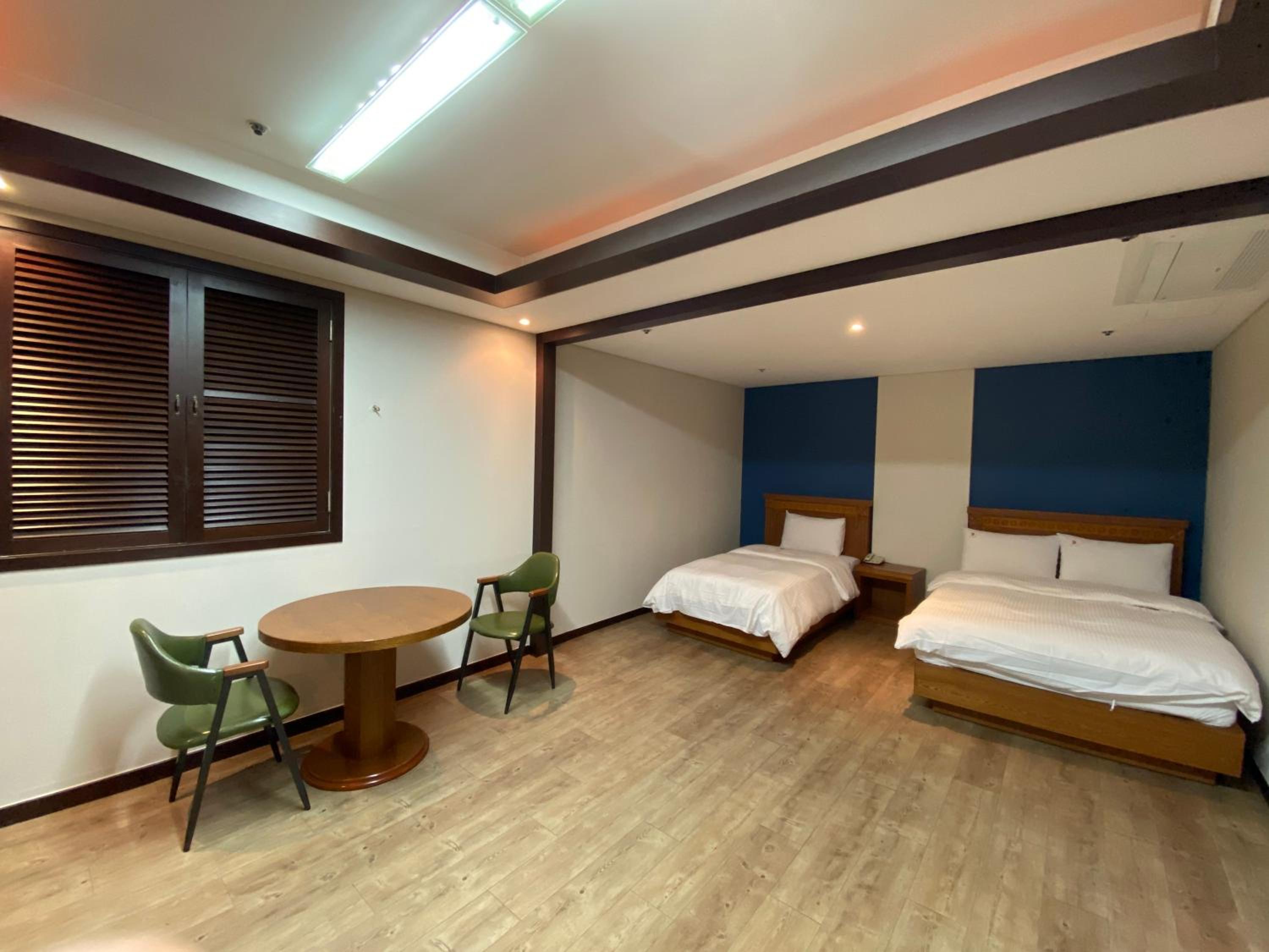 Premium Twin Room - Photo 13
