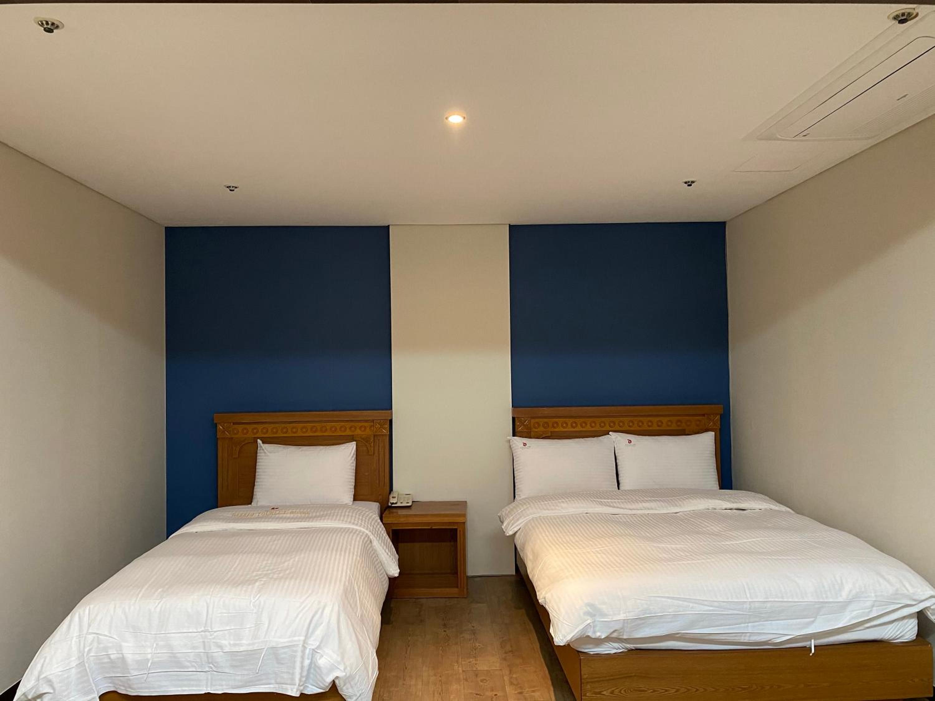 Premium Twin Room - Photo 2