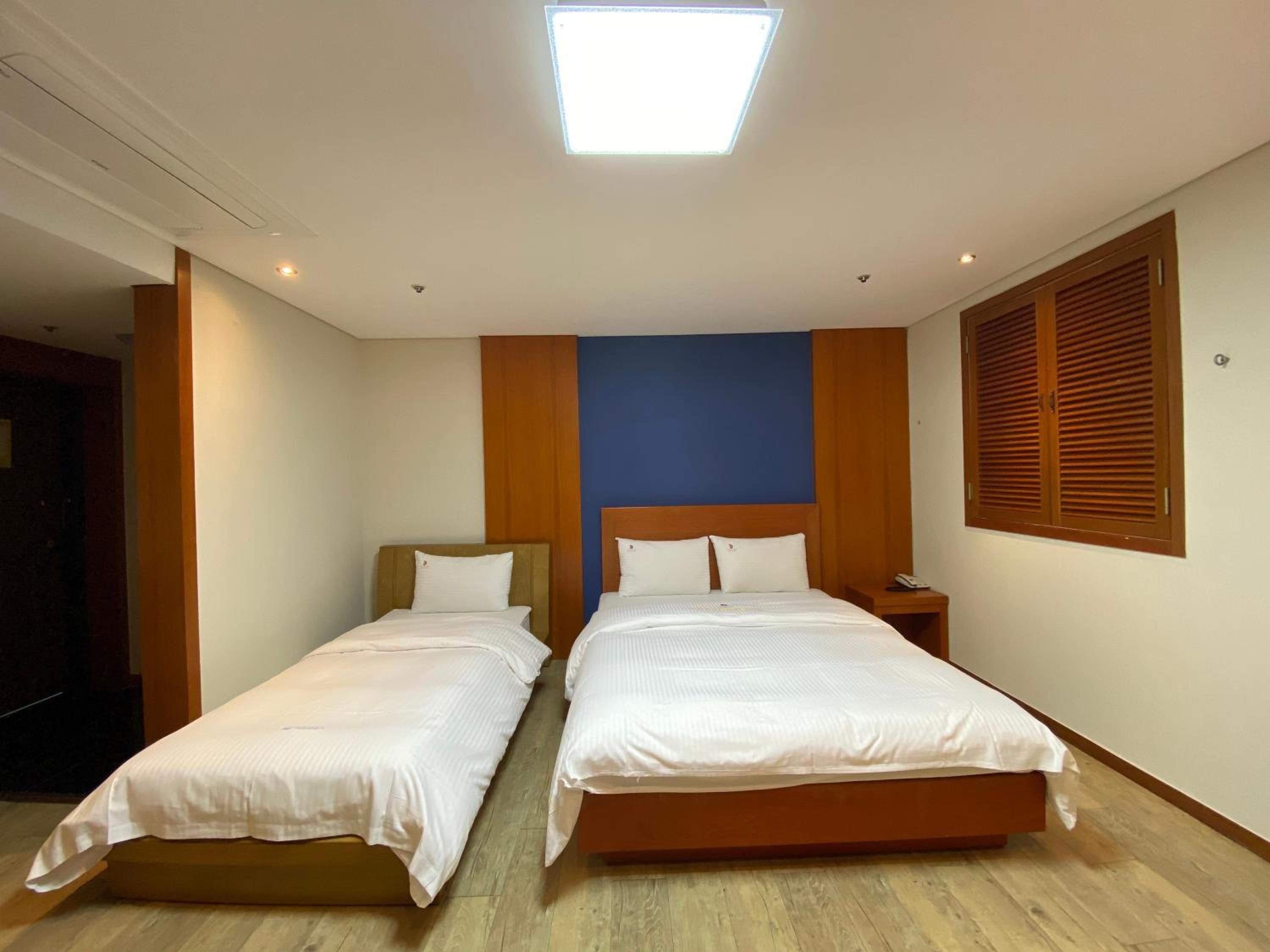 Premium Twin Room - Photo 5