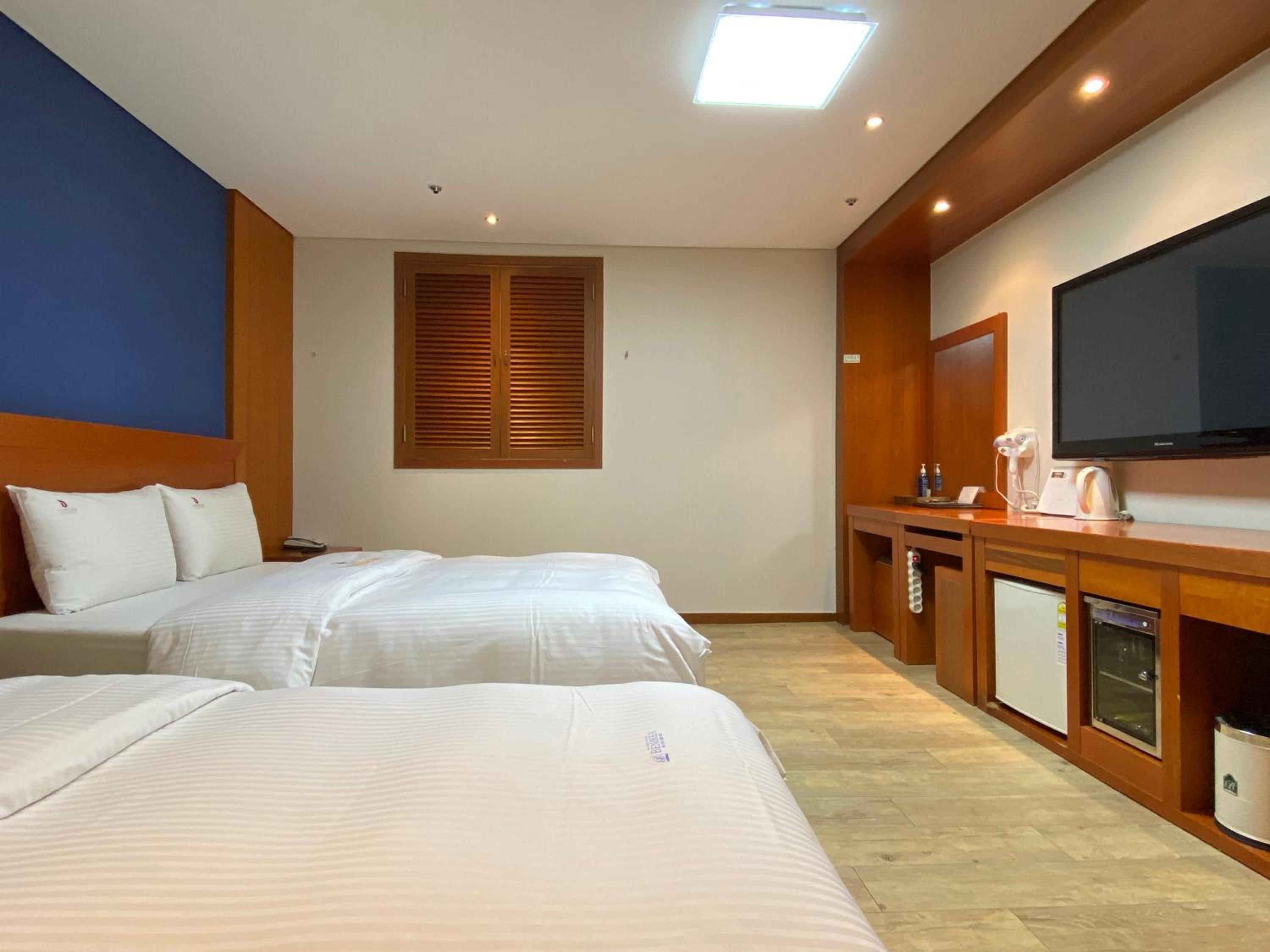 Premium Twin Room - Photo 6